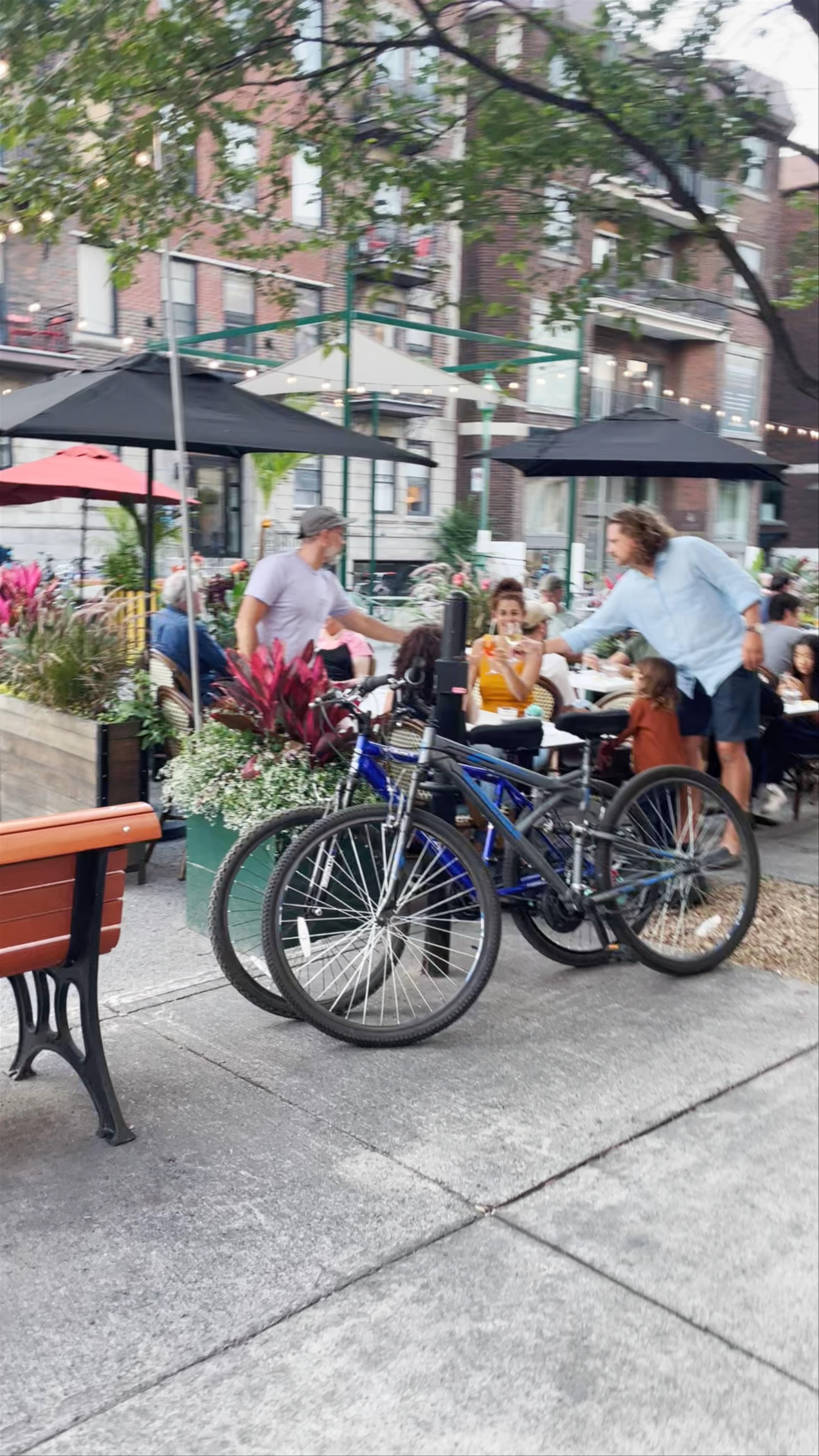 Pizzéria NO.900 - Bernard: Vibrant Outdoor Dining in Montréal