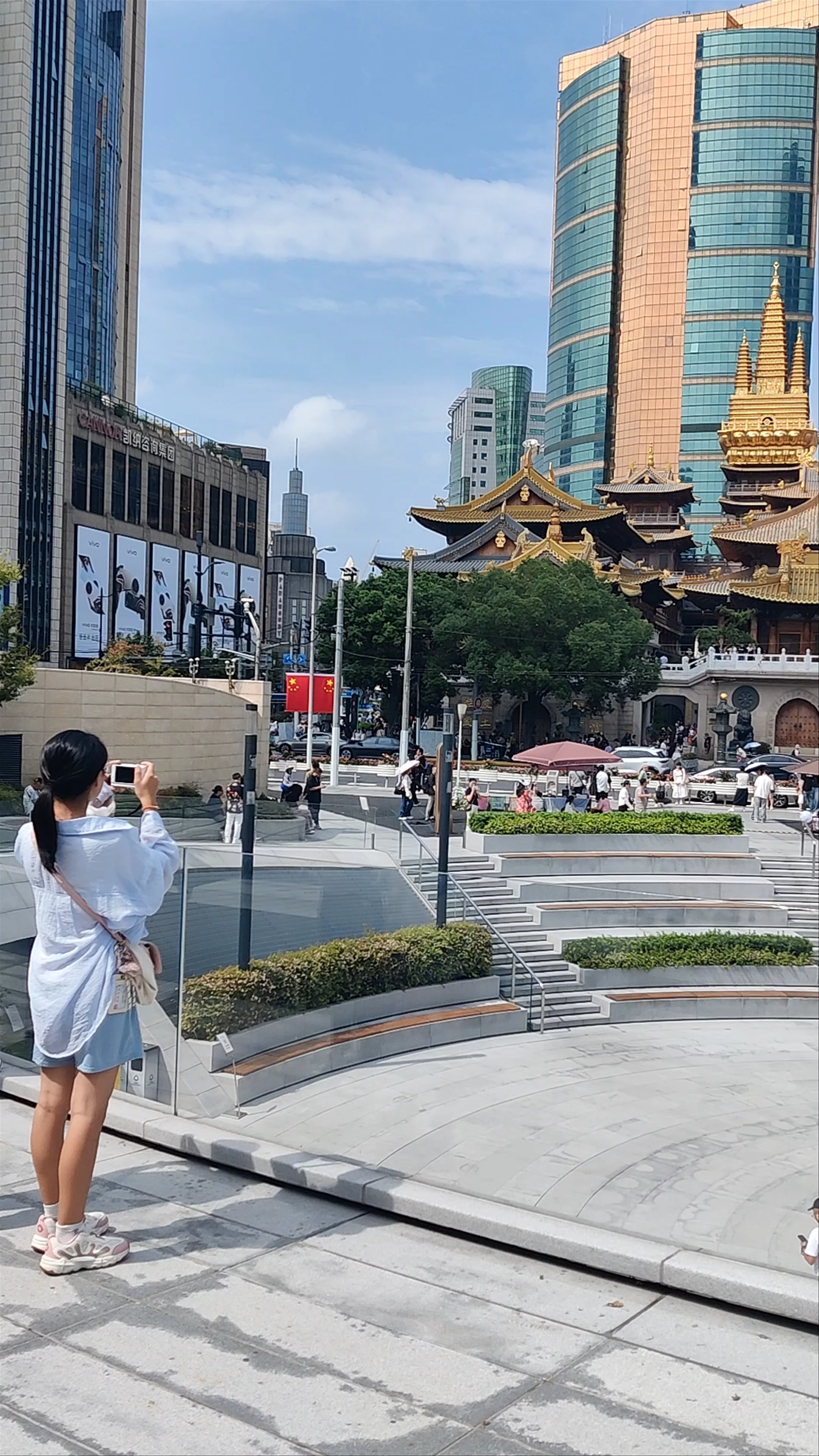 Jing'an Temple Square (East Gate), Nanjing Road (W), Jing'An