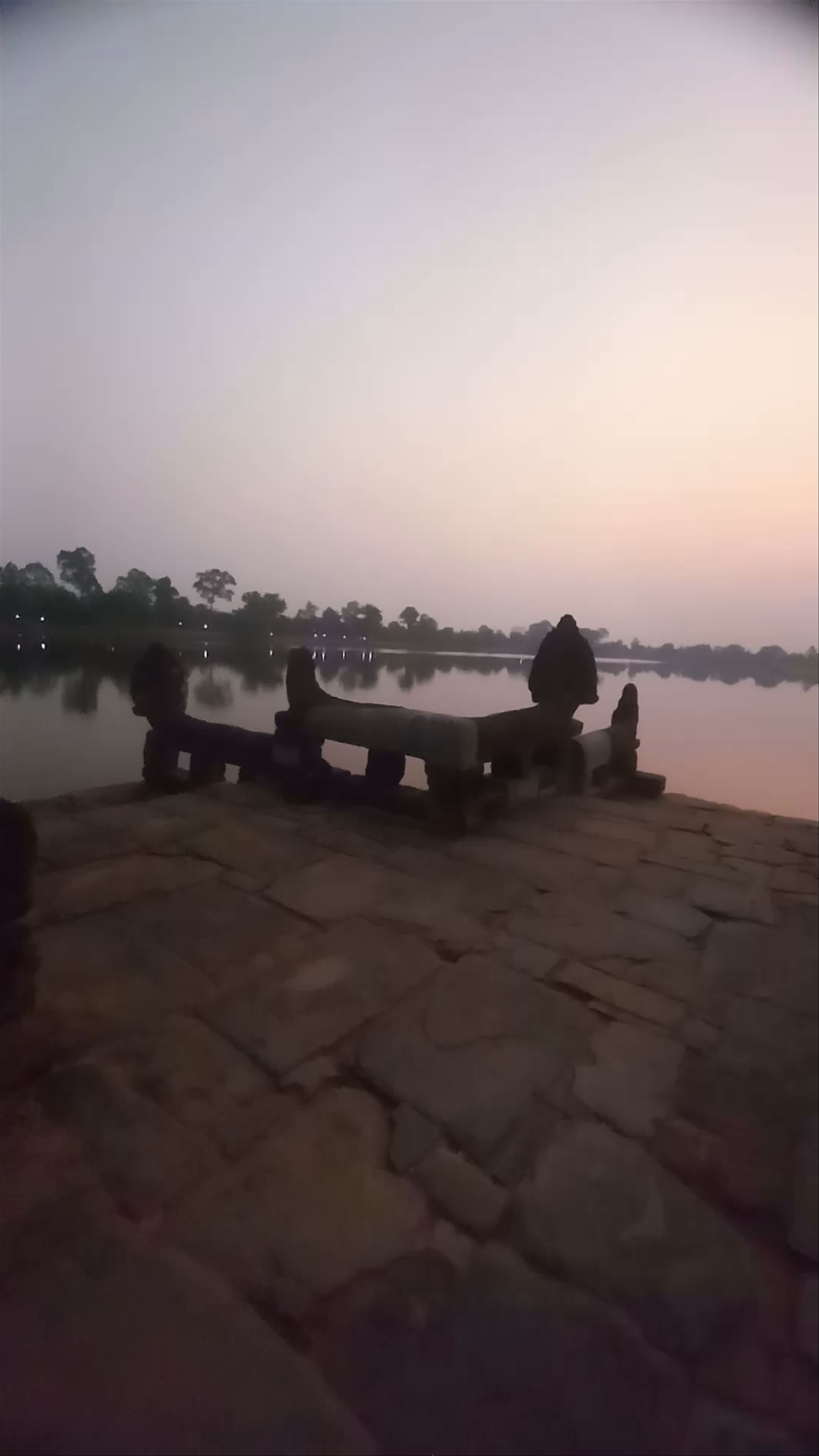 Srah Srang at Dawn: Tranquil Waters of Krong Siem Reap