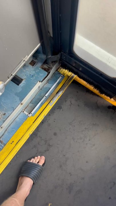 Roberts Hawaii - Air cons are black moldy causing mold exposure for everyone - Bus Tours Near Me - Kahului, Hawaii