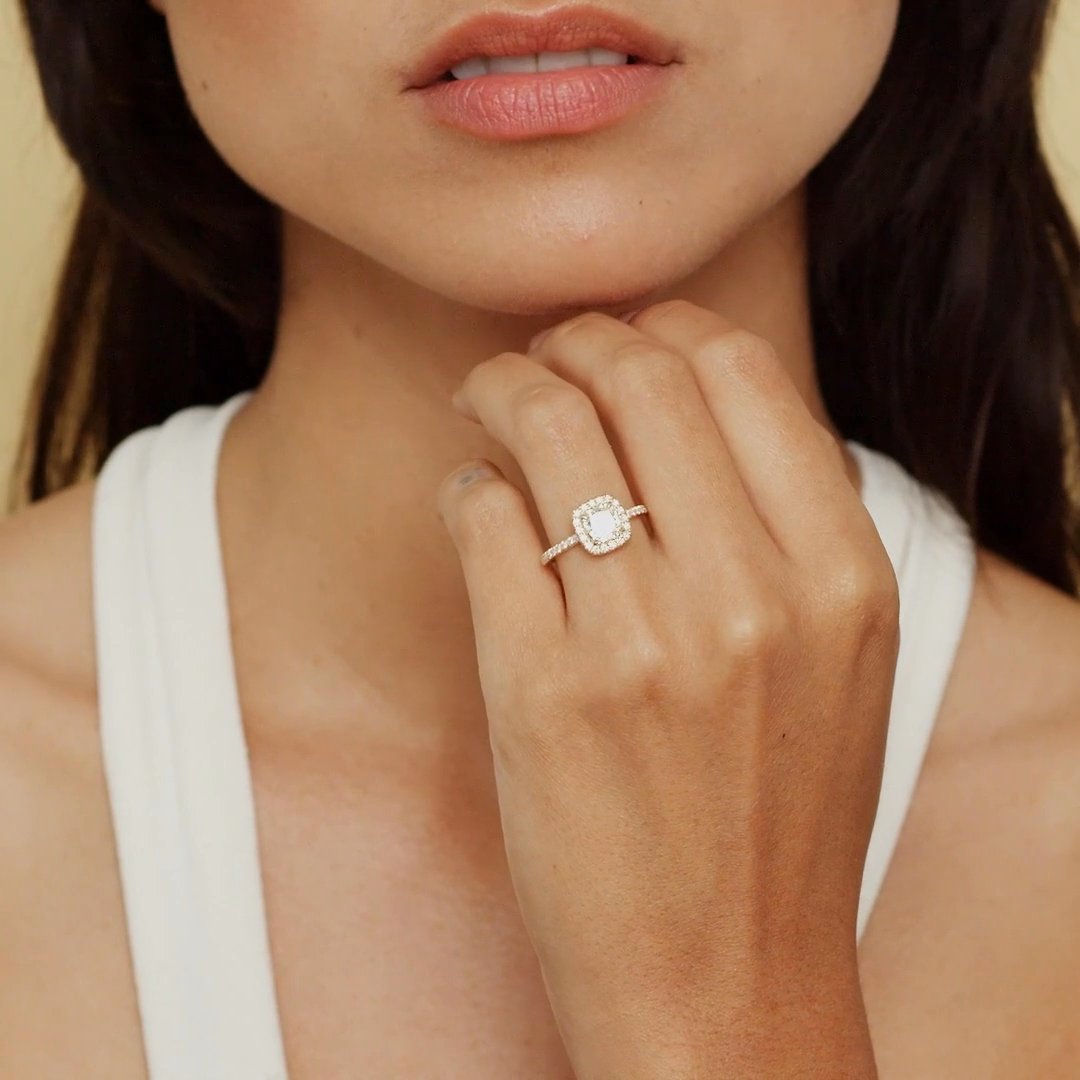 The Halo | Cushion | 18k | White Gold | bandAccent: Pavé | haloSize: original | diamondOrientation: vertical | caratWeight: other