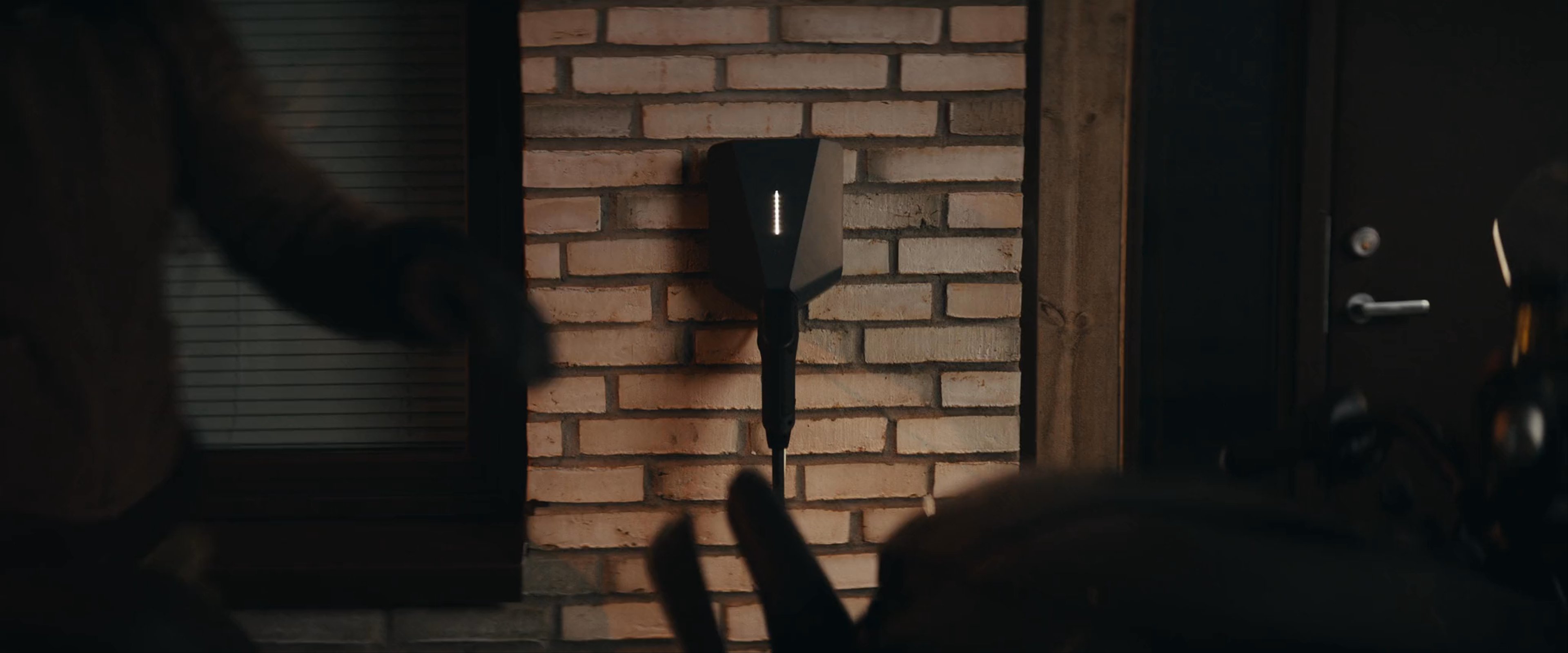 Radical Arm / Shotover G1 providing aerial cinematography for Lader når strømmen er billigst for Moxey - Easee, demonstrating High-speed tracking capabilities and cinematic aerial storytelling.