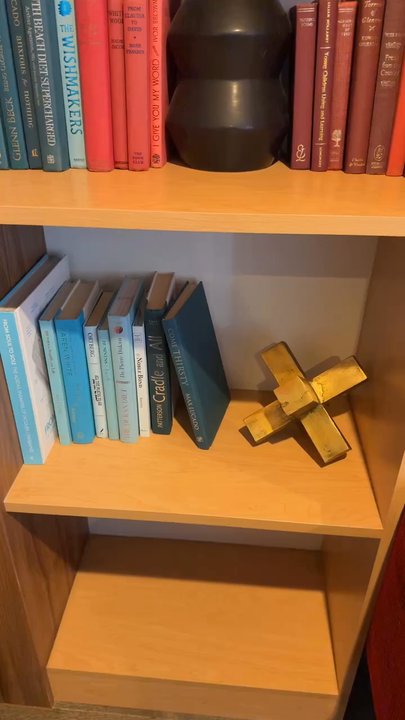 The Wayfarer San Diego - loving the book shelf - San Diego, CA