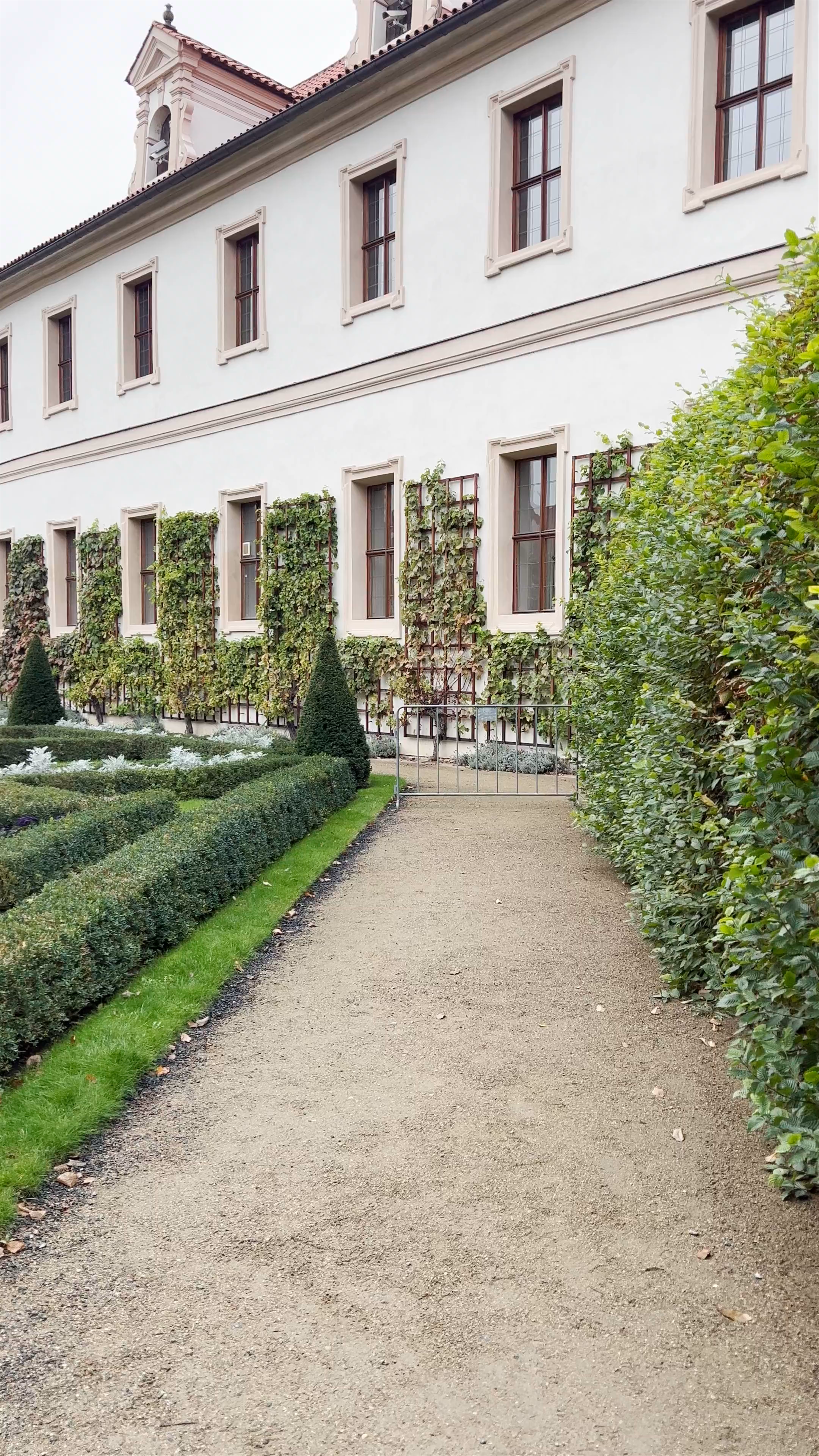 Jardines Wallenstein: Autumn Serenity in Prague's Historic Garden