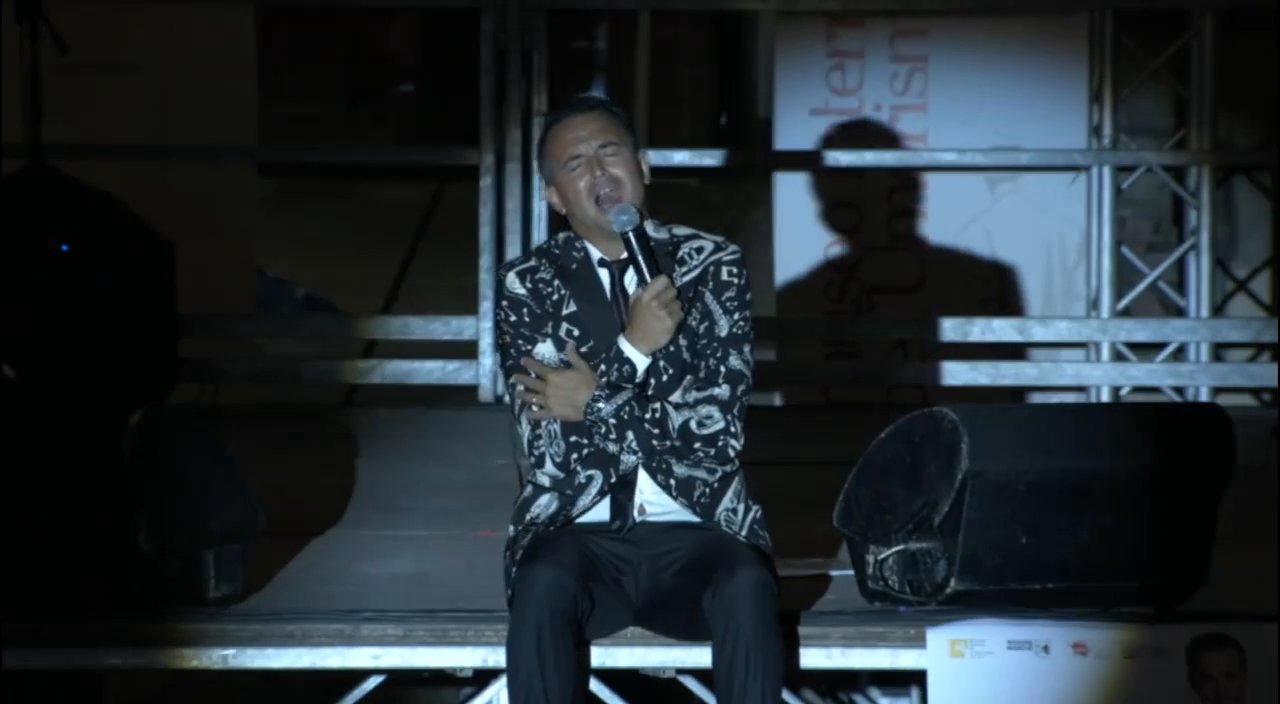 The Italian Tenor - La Vie En Rose - video