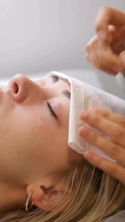 Peonies Lashes - Lena's work process - Eyelash Service Near Me - Los Angeles, California