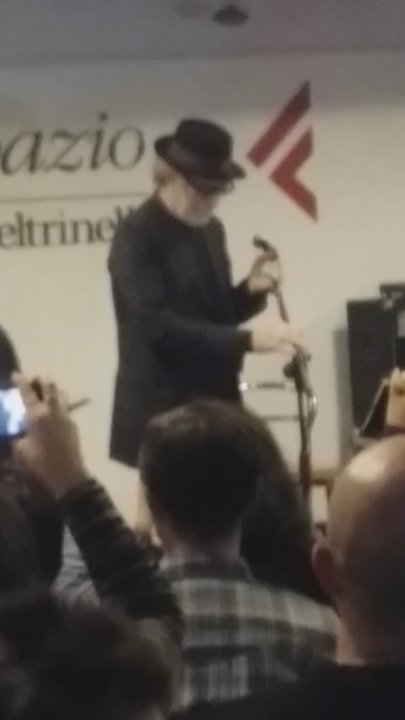 Librerie Feltrinelli - Un maestro che insegue il suo: Francesco De Gregori interpreta in italiano canzoni di Bob Dylan - Bookstores Near Me - Naples, NA