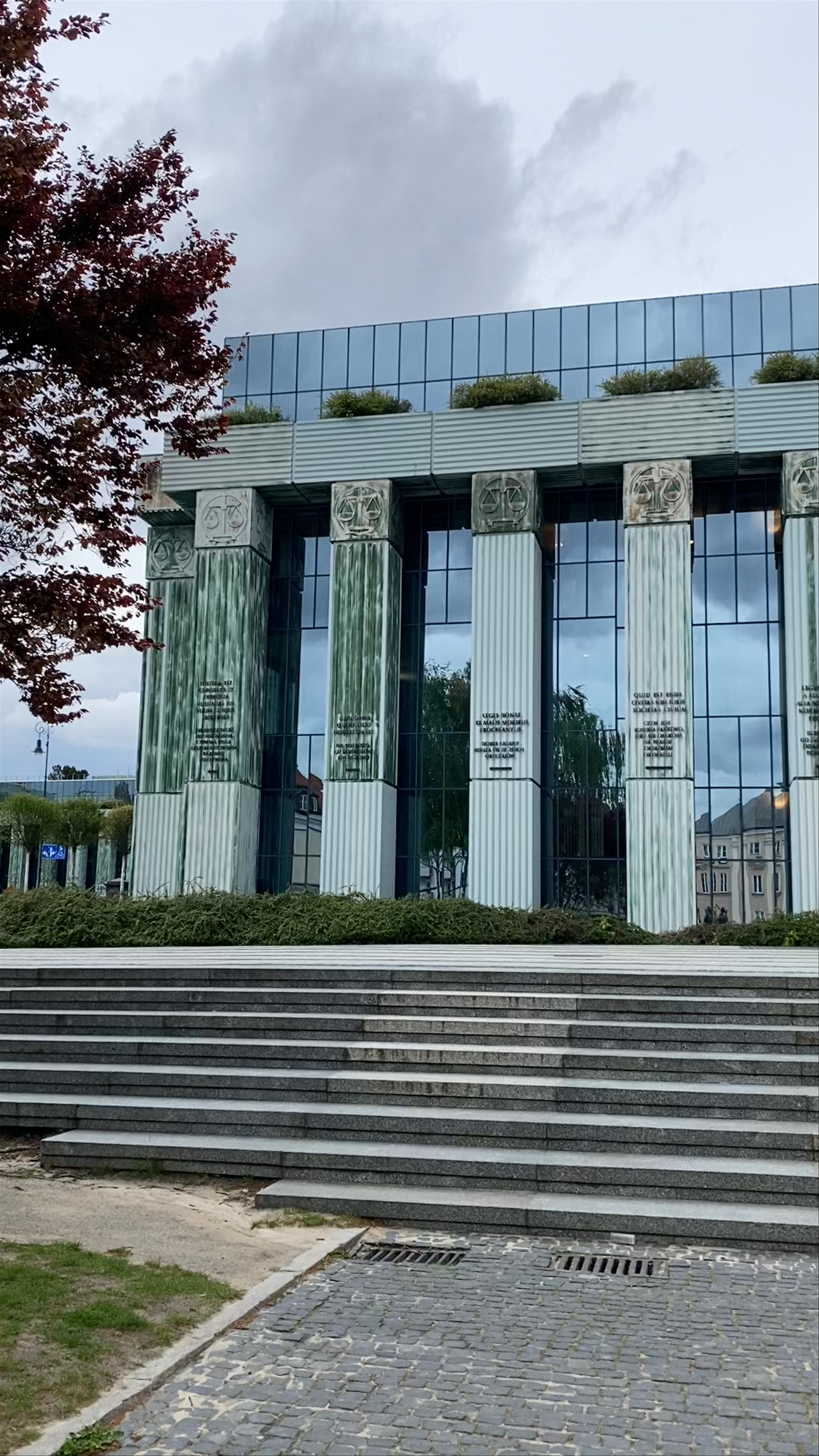Monumento al Alzamiento de Varsovia: A Powerful Tribute in Warsaw
