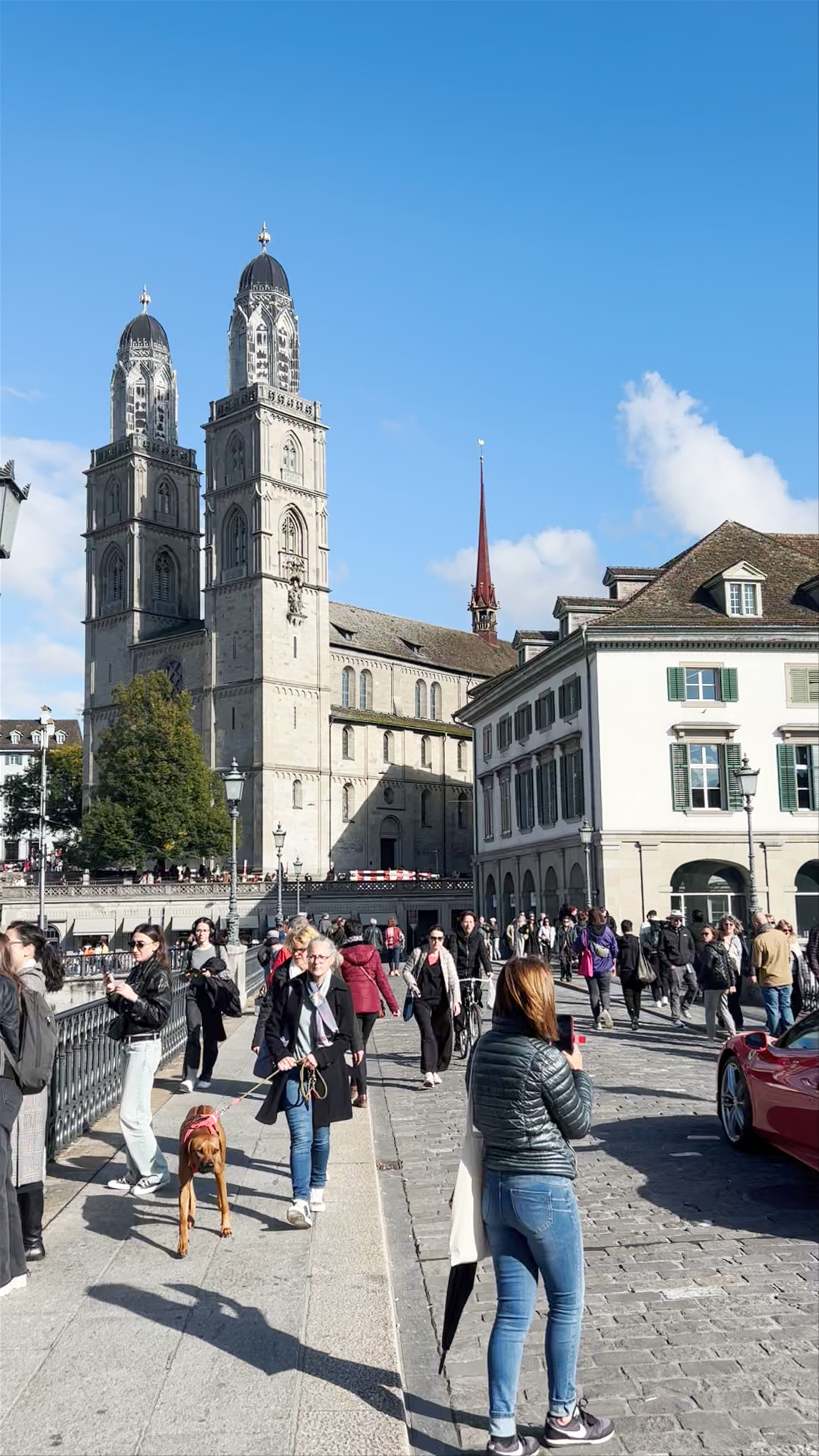 Münsterbrücke Walk: Sunlit Stroll in Zürich’s Historic Heart