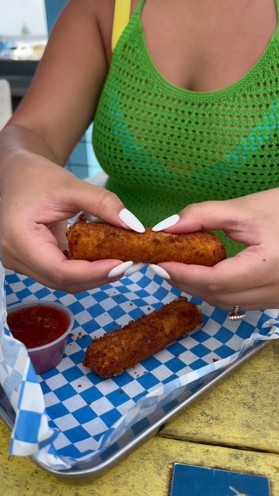 Float Pool & Patio Bar - Mozzarella sticks during happy hour for $7, great level of stringyness - Bars Near Me - Galveston, Texas