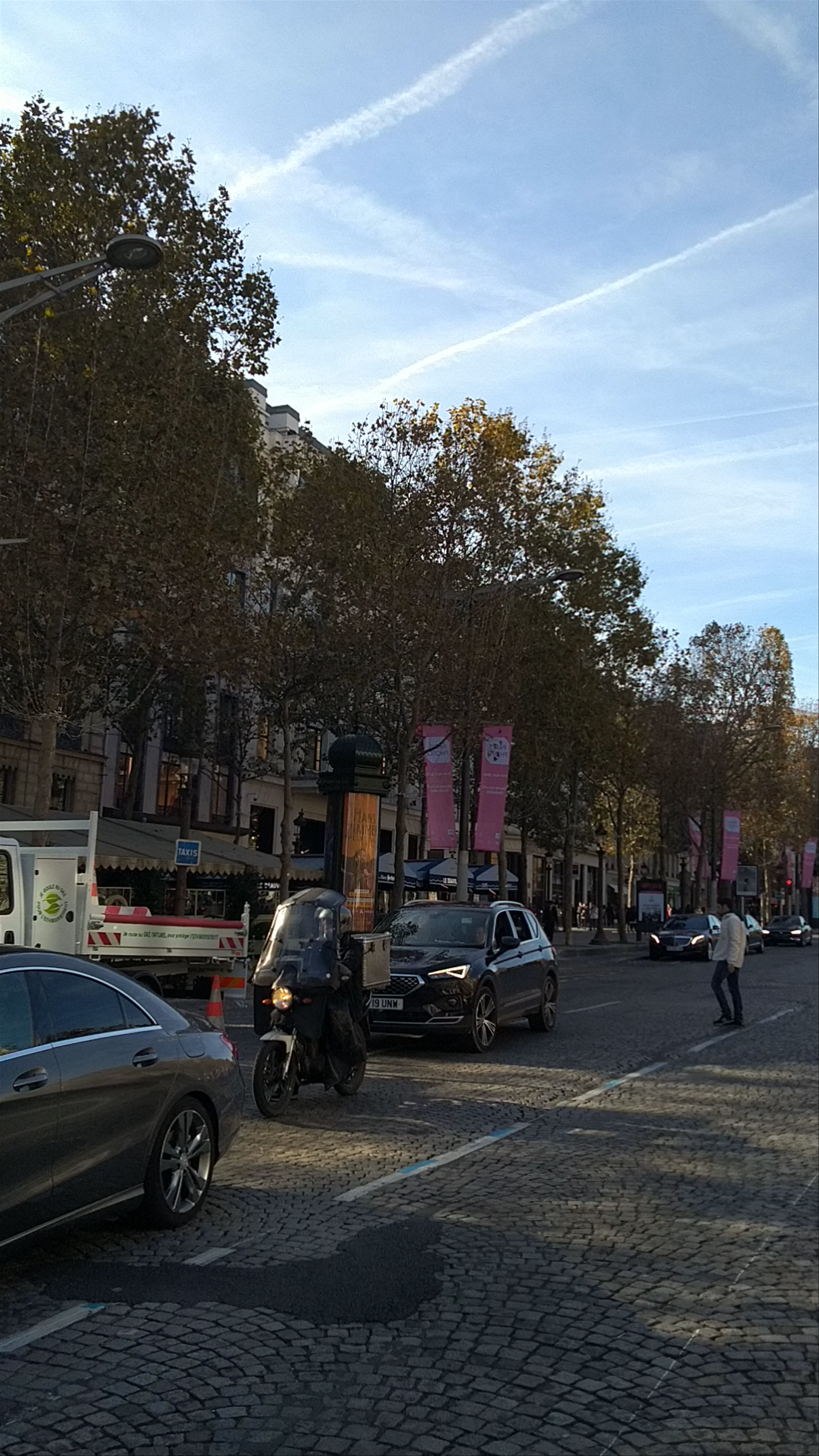 Avenue des Champs-Élysées: Iconic Parisian Boulevard Experience