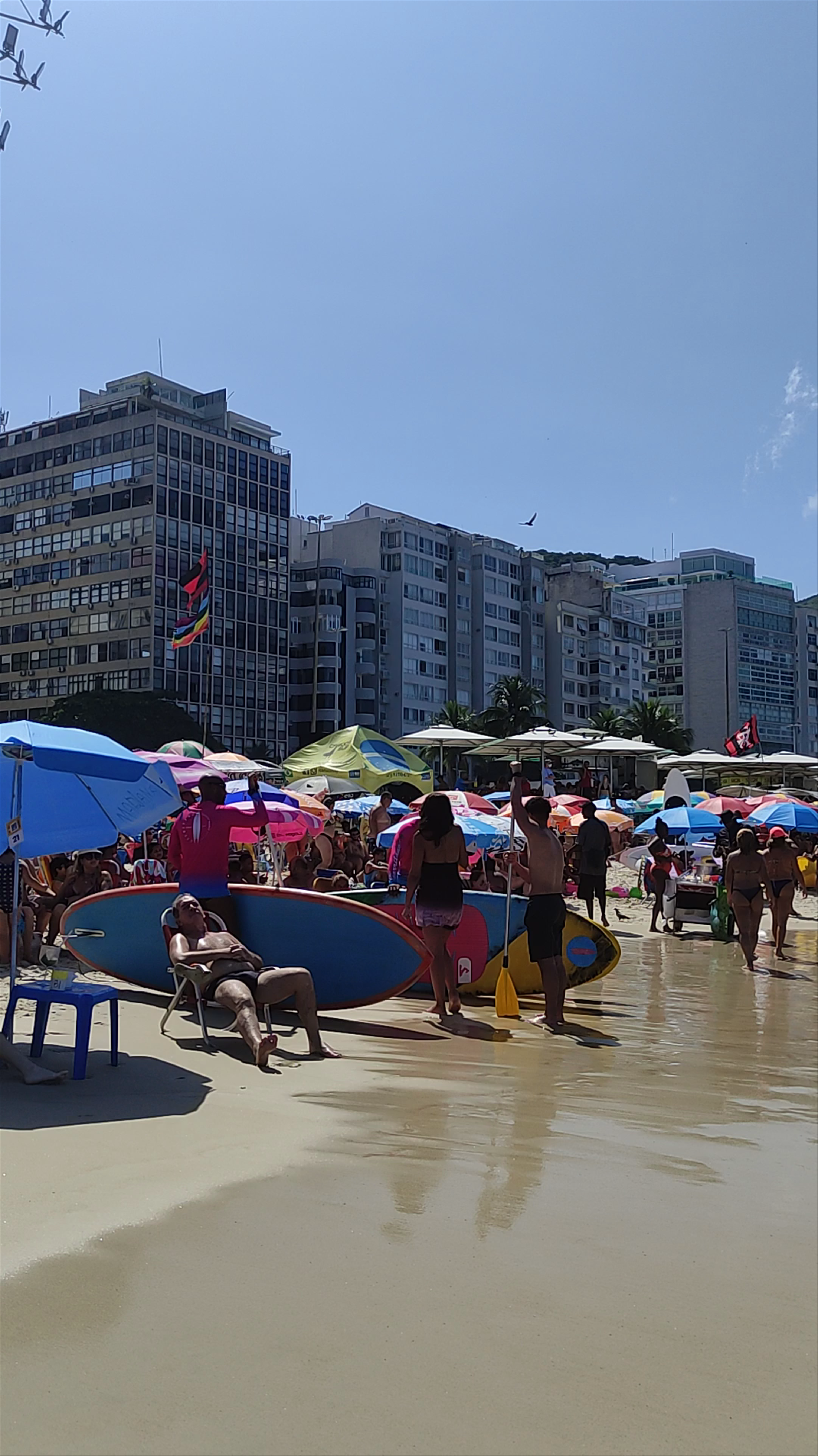 Praia de Copacabana: Vibrant Beach Life in Rio de Janeiro