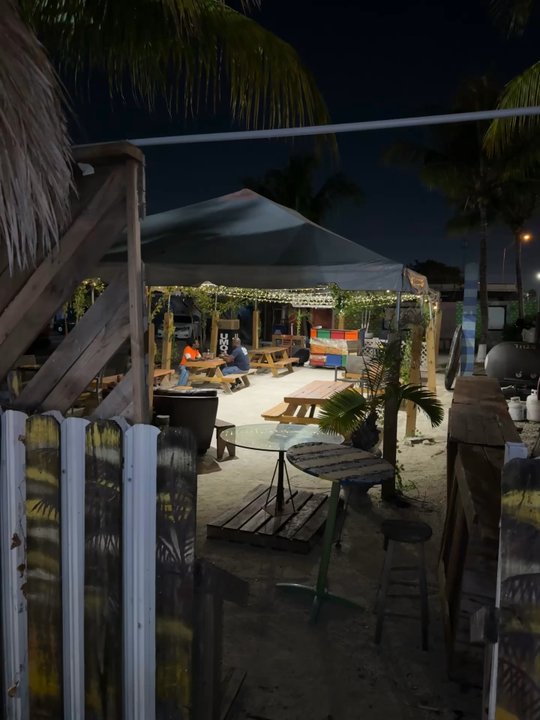 Chef Creole Seasoned Kitchen - Outside dining - Seafood Near Me - Miami, Florida