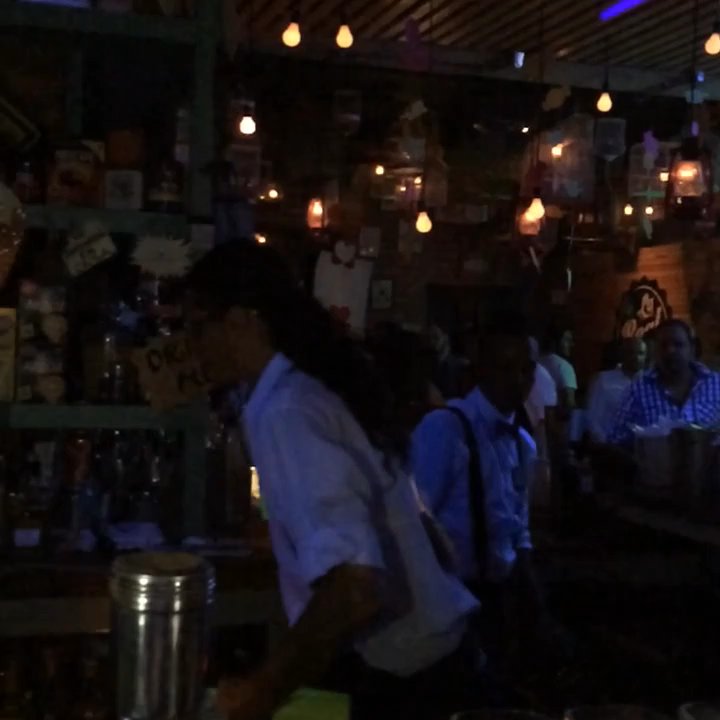 La Real Licorería - Hans en acción en La Real Licorería.. Impresionante su show - Cocktail Bars Near Me - Zapopan, JAL