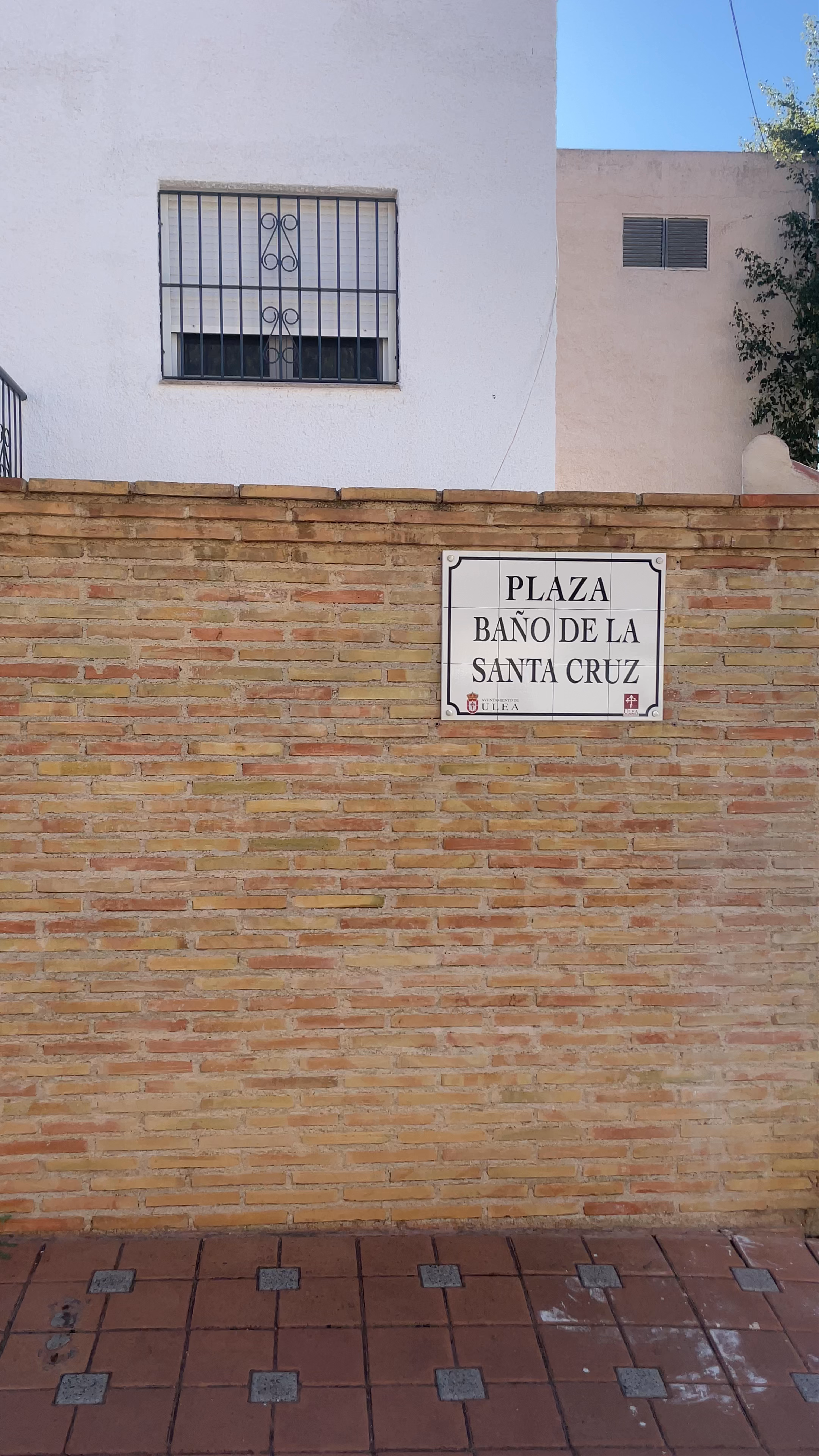 Baño De La Santa Cruz: Serene Plaza Escape in Ulea, Spain