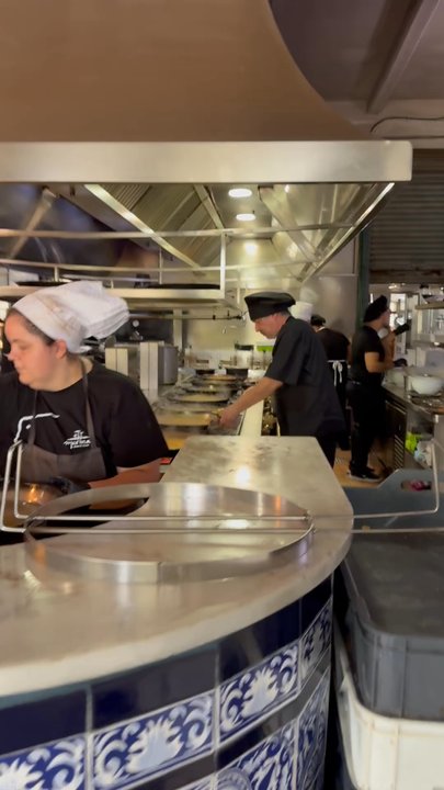 La Pepica - Watch the making of paella - Spanish Near Me - Valencia, V