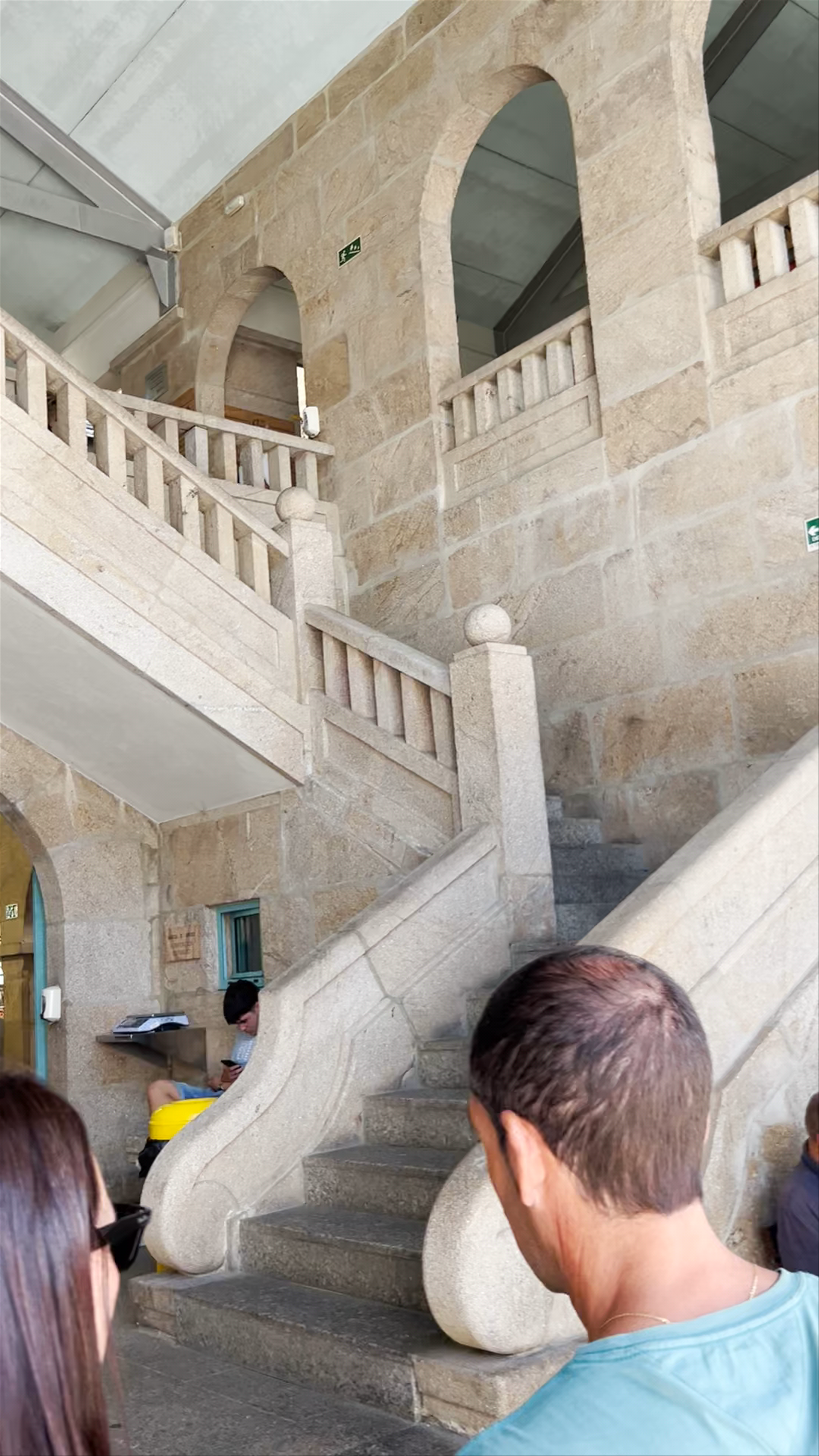Mercado Municipal de Pontevedra: A Bustling Local Market Experience