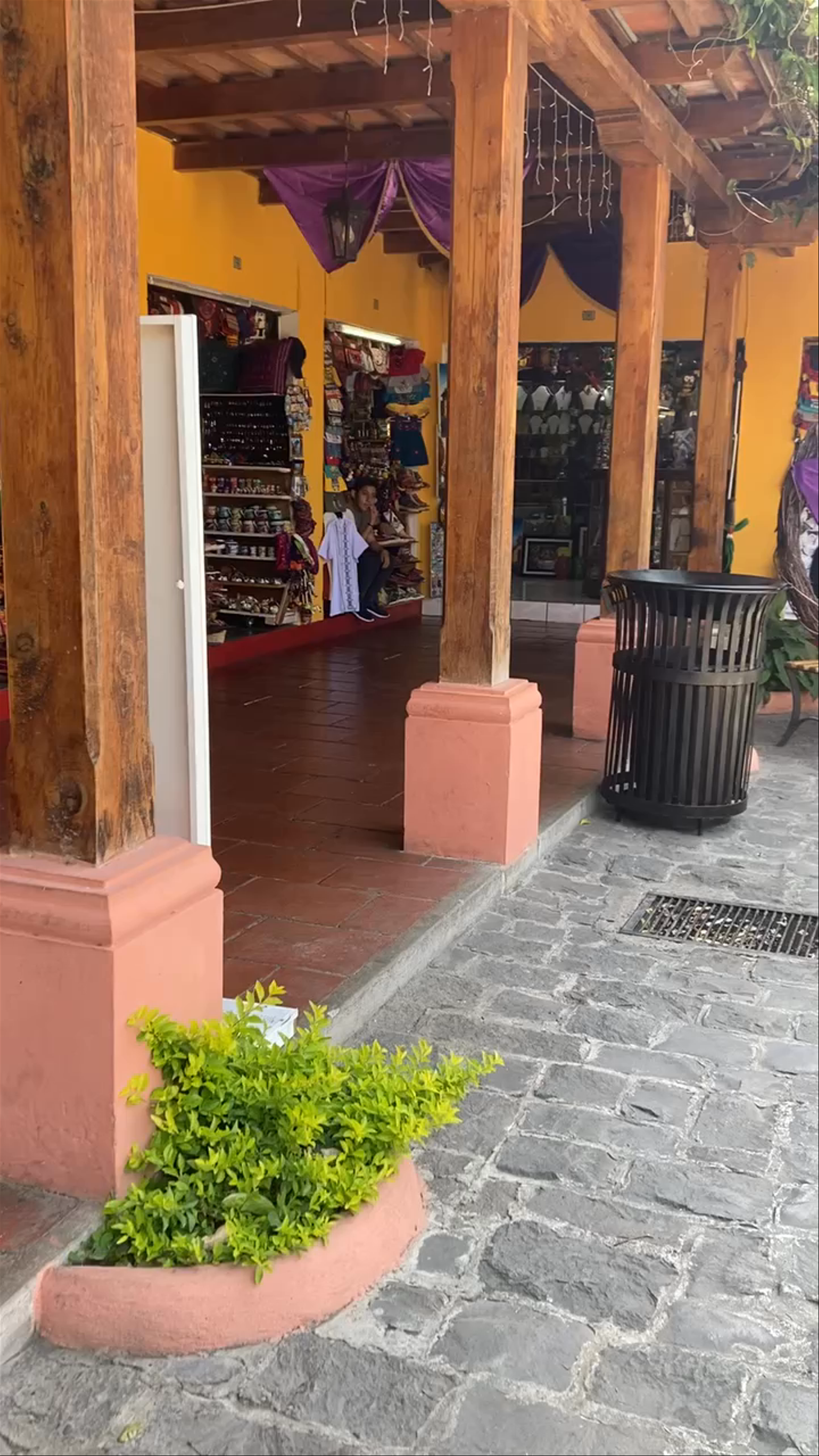 Mercado Municipal de Artesanías Antigua Guatemala: A Vibrant Artisan Hub
