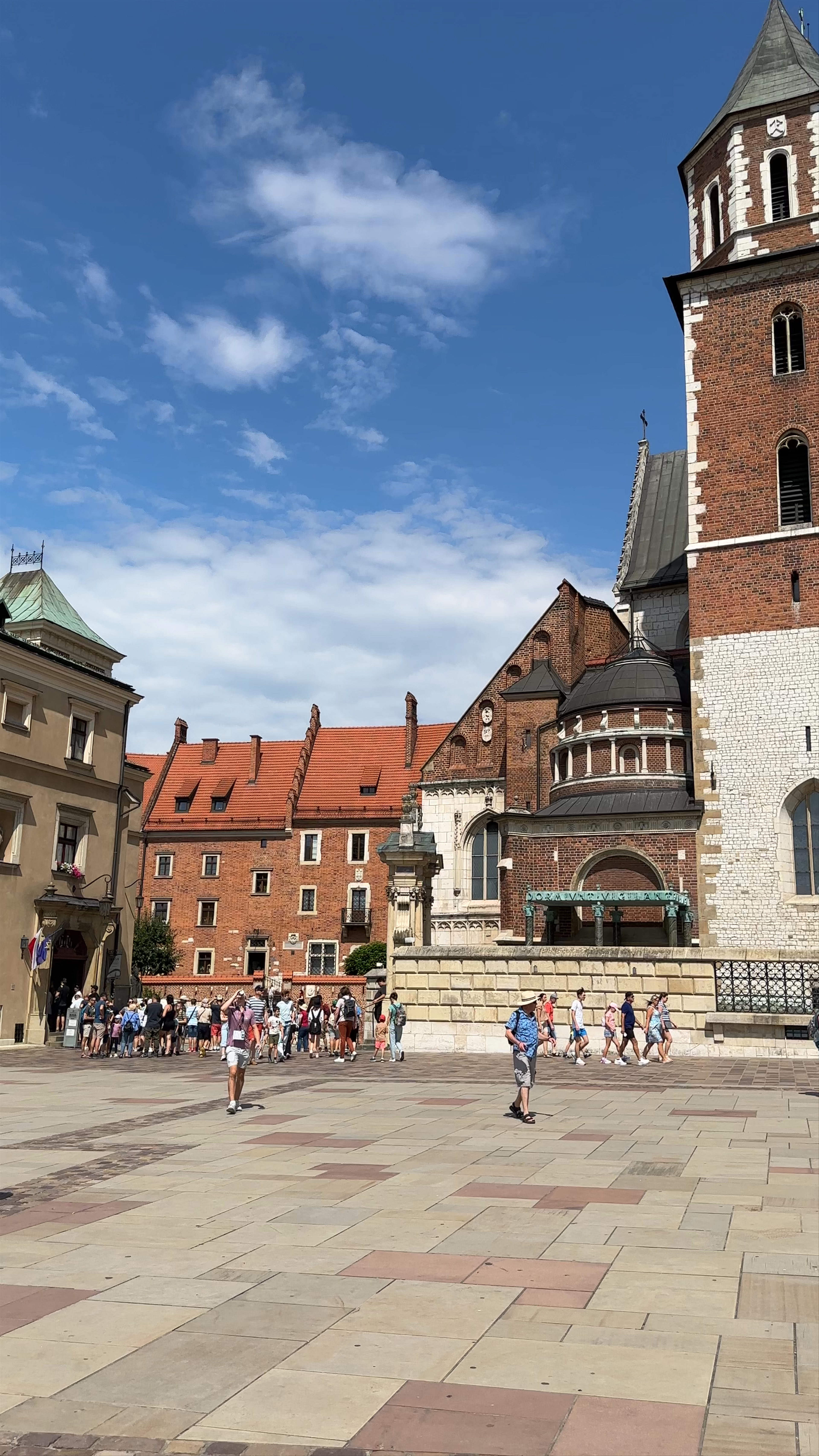 Wawel Royal Castle: Historic Majesty in Kraków's Heart
