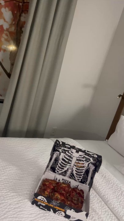 Pizza Payaa - Pizza in bed at the hotel, watching movies, after a long conference day! - Pizza Near Me - Normal, Illinois