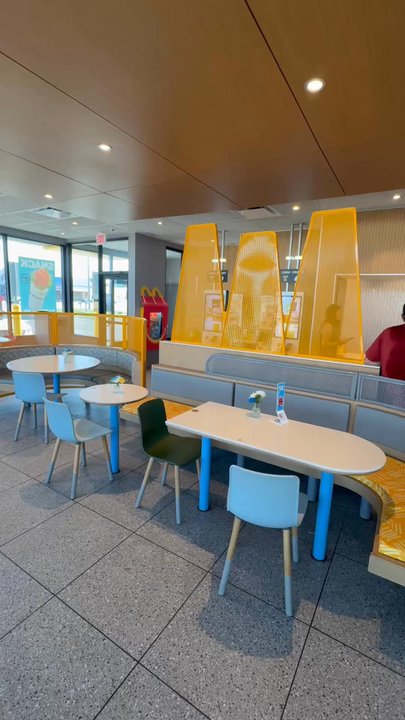 McDonald's - General area inside - Fast Food Near Me - Kokomo, Indiana
