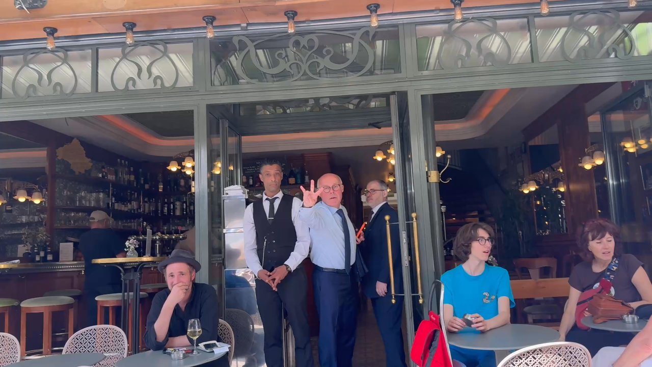 La Mascotte - Look at them throwing hand signs - Brasseries Near Me - Paris, 75