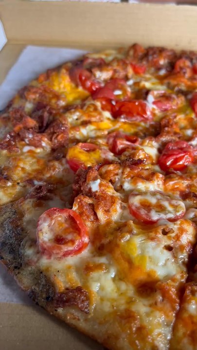 Baby Blue - Forgot to video the cheese pizza but this is the buffalo chicken pizza. So good ! - Pizza Near Me - Chamblee, Georgia