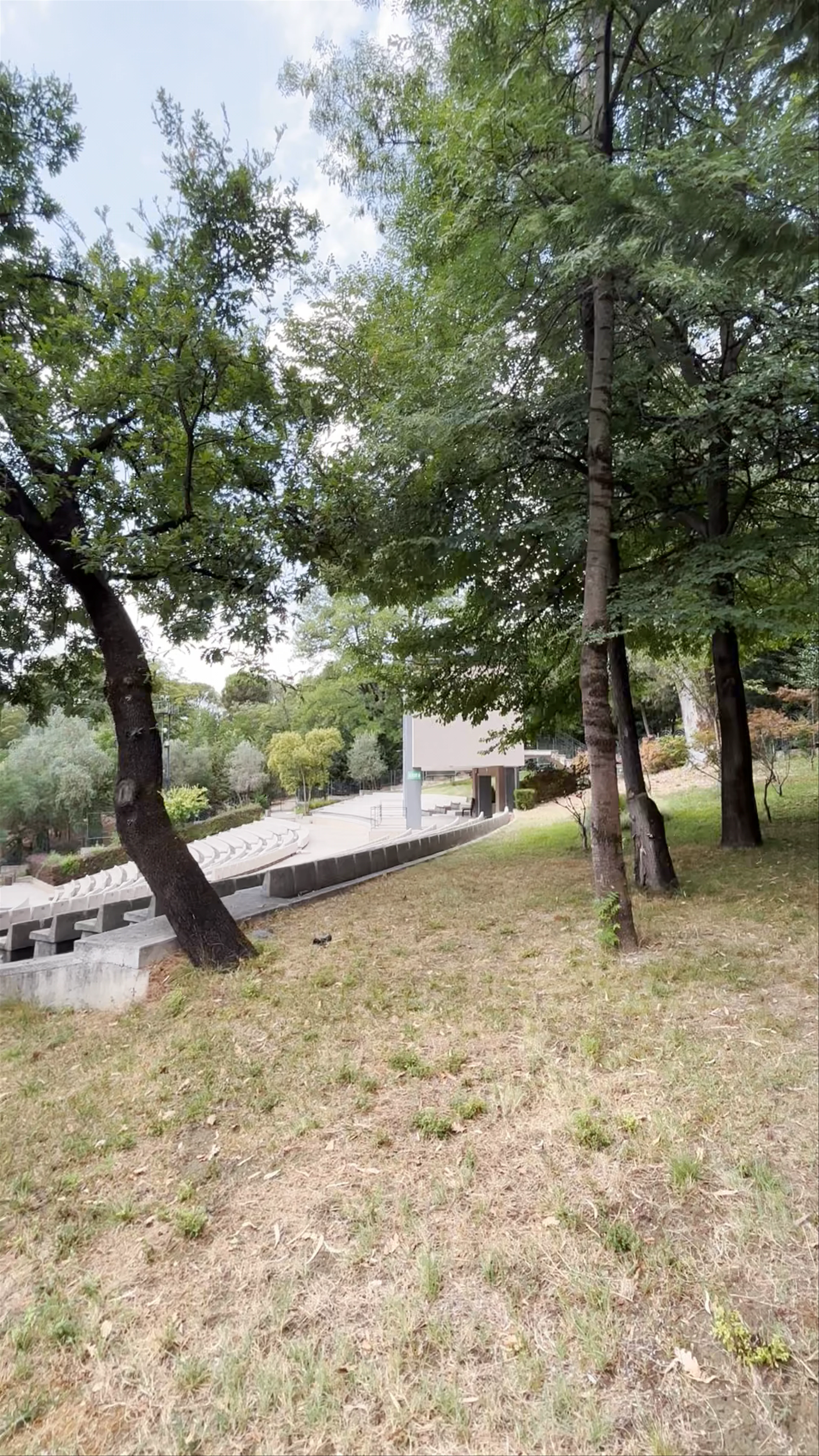 Teatri i Hapur i Tiranës, Shëtitore Parku i Madh