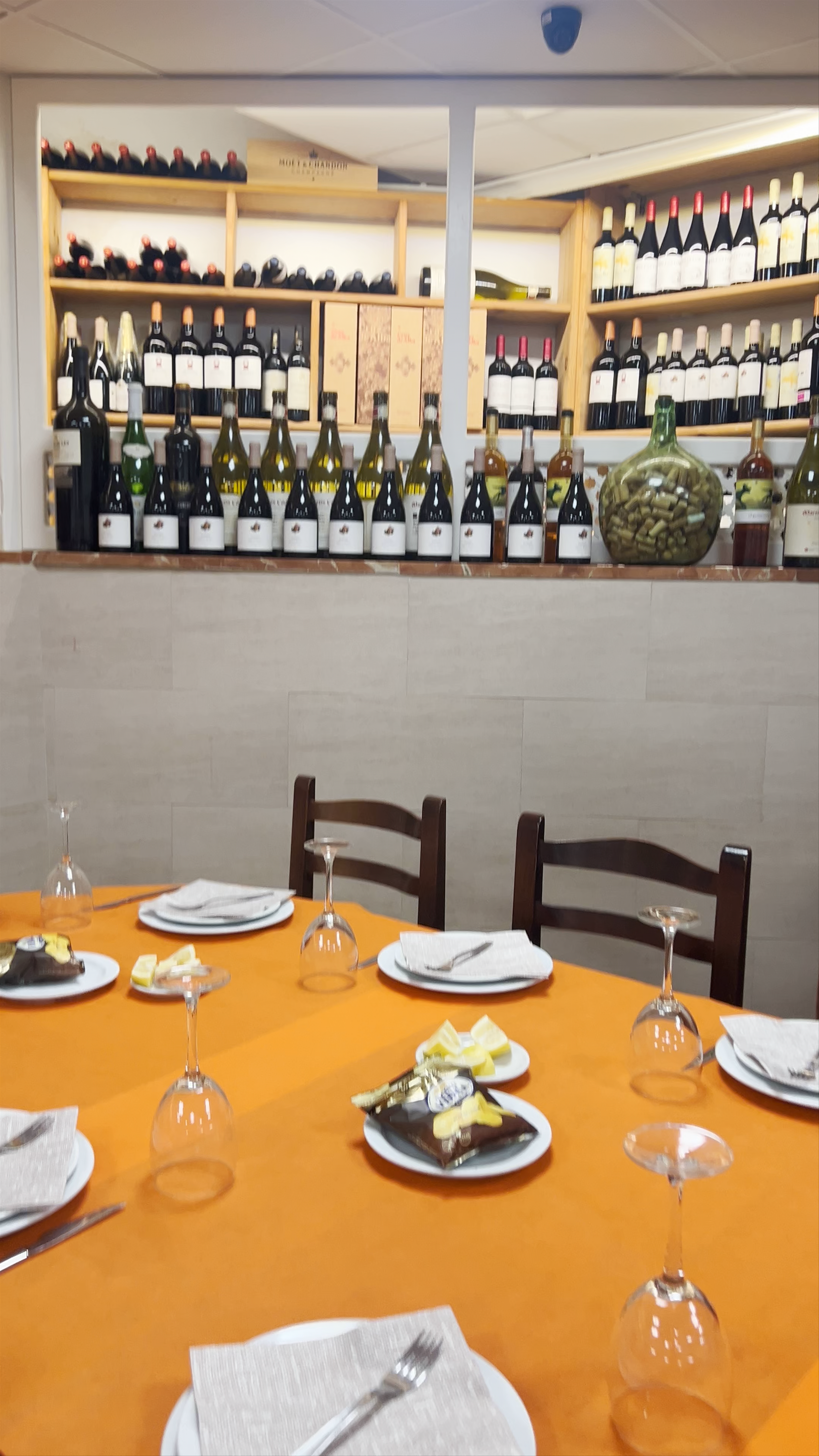Bar El Carril: Cozy Wine and Dining Experience in Archena
