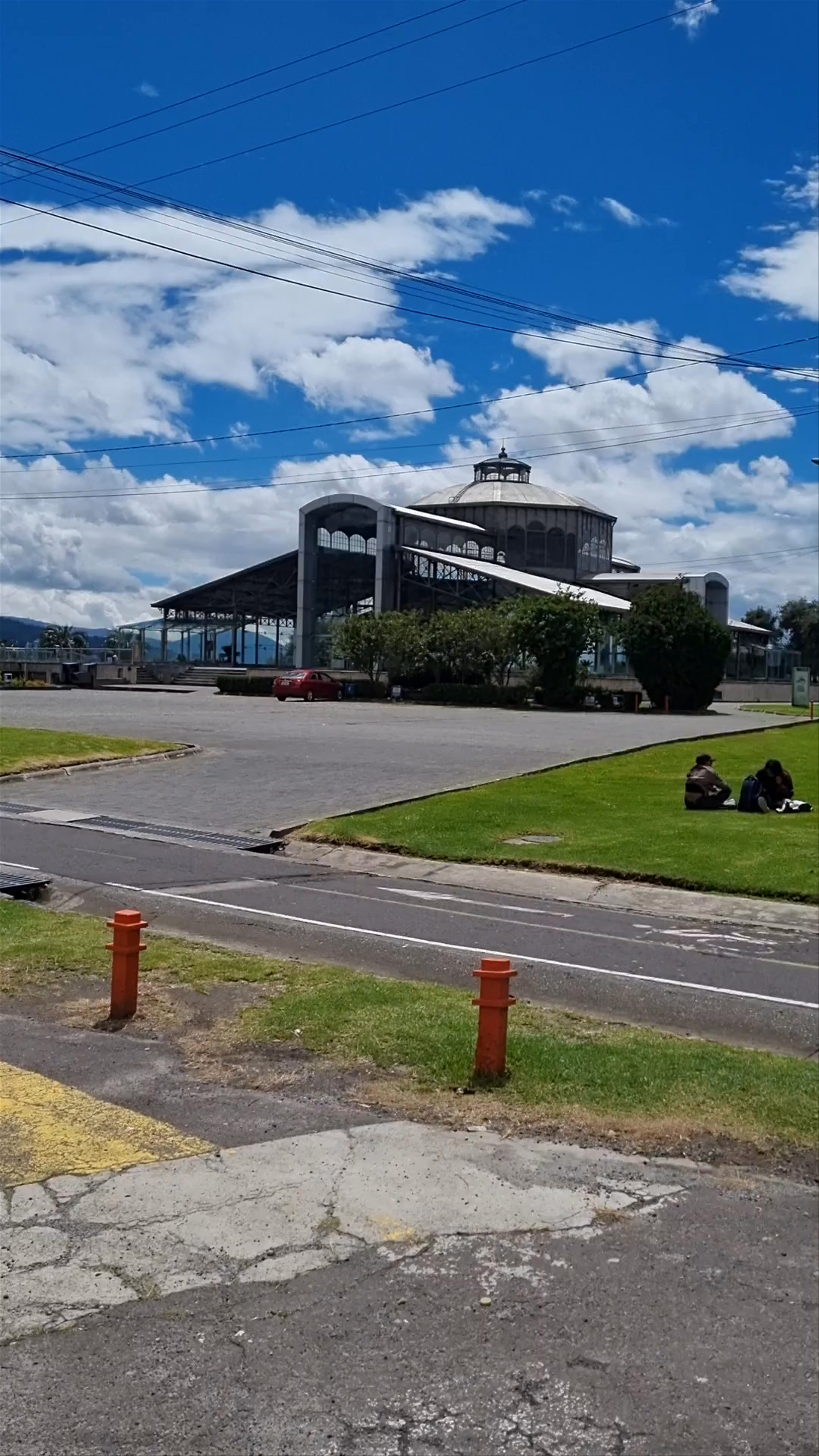 Parque Itchimbía: Breathtaking Views and Serene Outdoor Escape in Quito