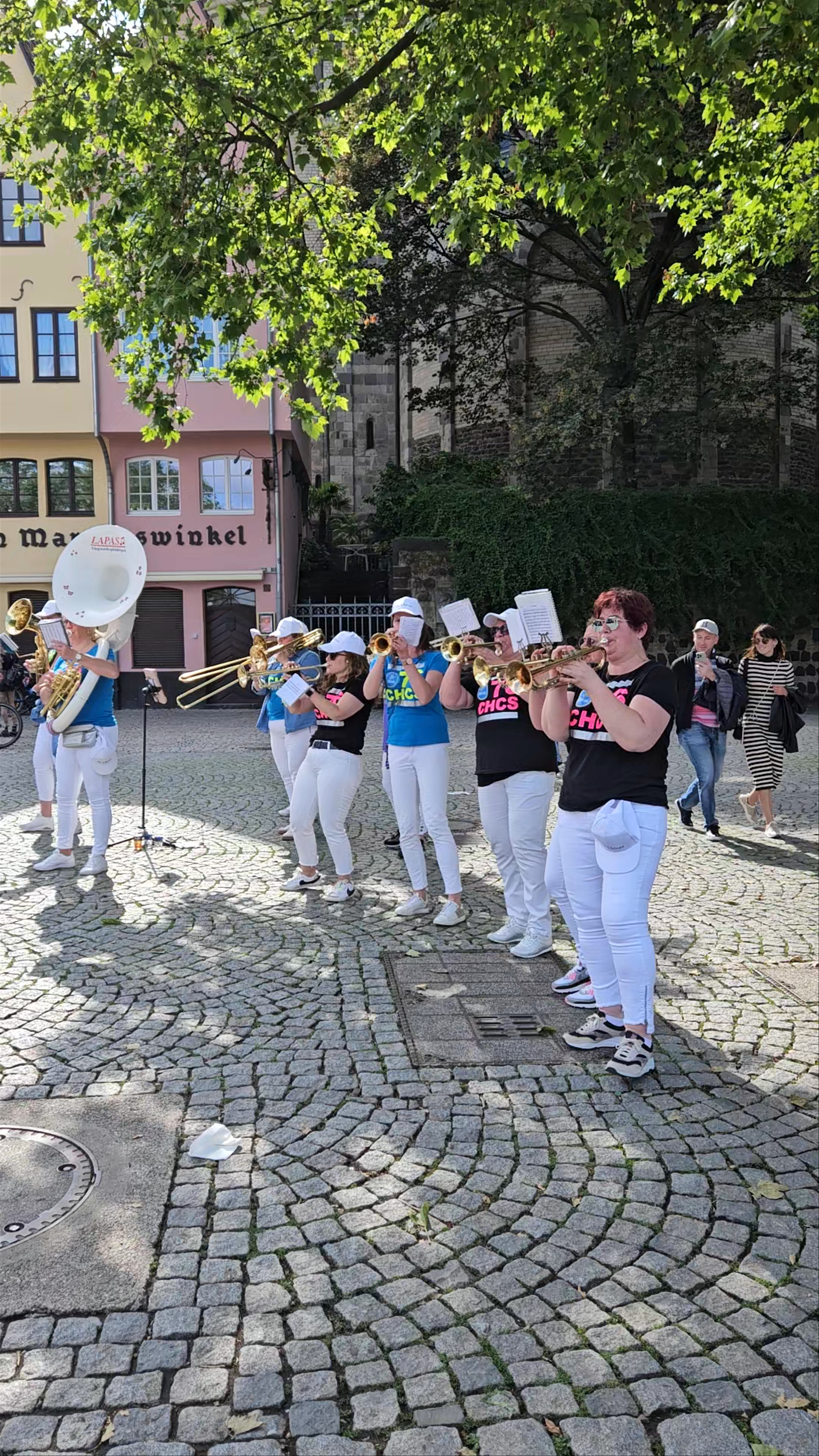 Fischmarkt Cologne: Vibrant Street Music and Lively Urban Vibes
