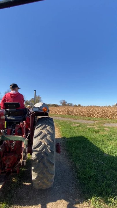 Kelsay Farms - Tractor Hay Ride - Attraction Farms Near Me - Whiteland, Indiana