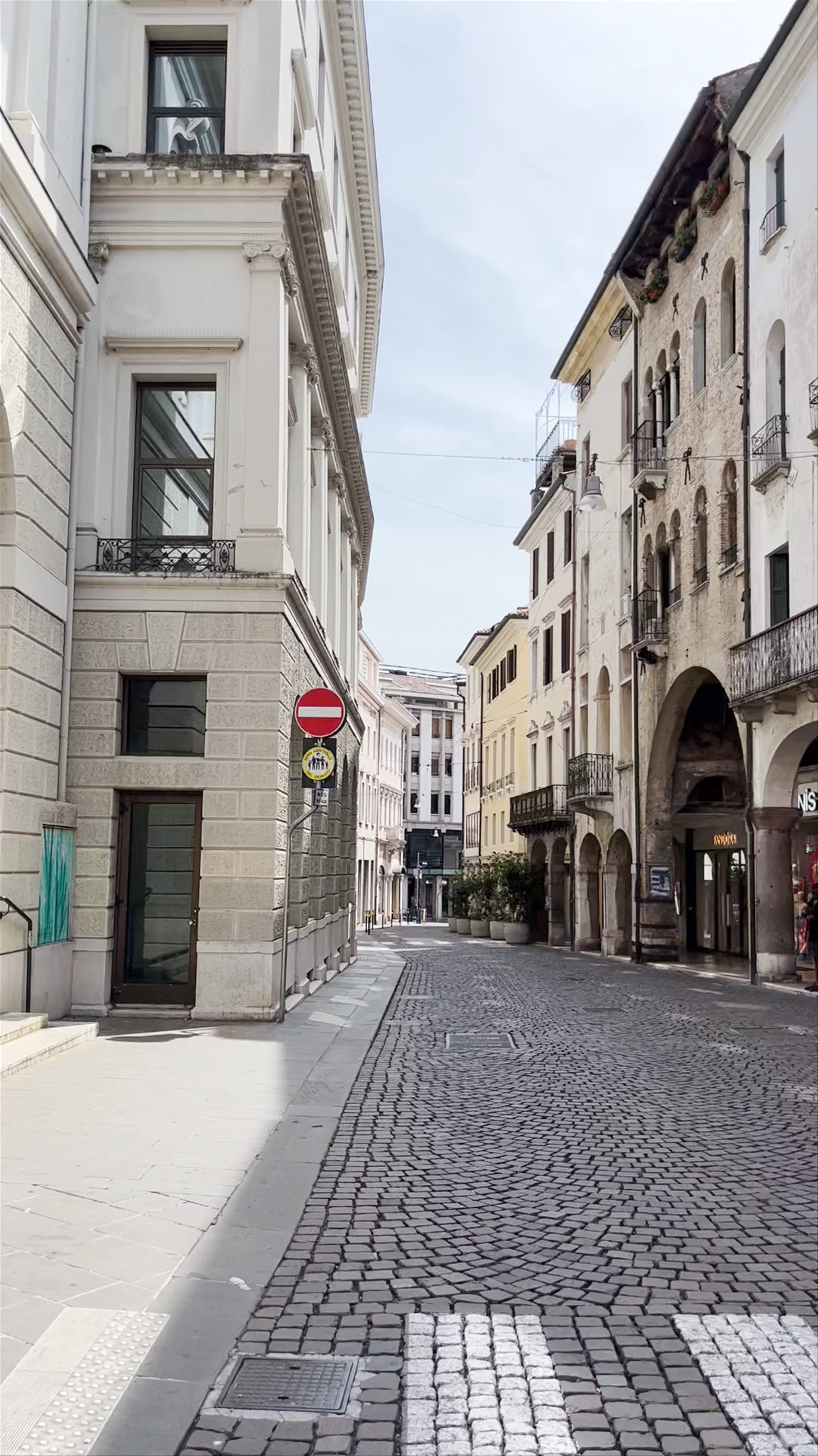 Targa intitolata al Re Umberto, Piazzetta Aldo Moro