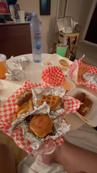 Burney's Hot Chicken - Double slider platter + Mozzarella Sticks + Rainbow grove/Ocean Dream drinks - Chicken Shop Near Me - Honolulu, Hawaii