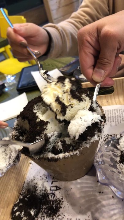 Flurrries Cafe - Oreo patbingsu - Desserts Near Me - Edmonton, Alberta