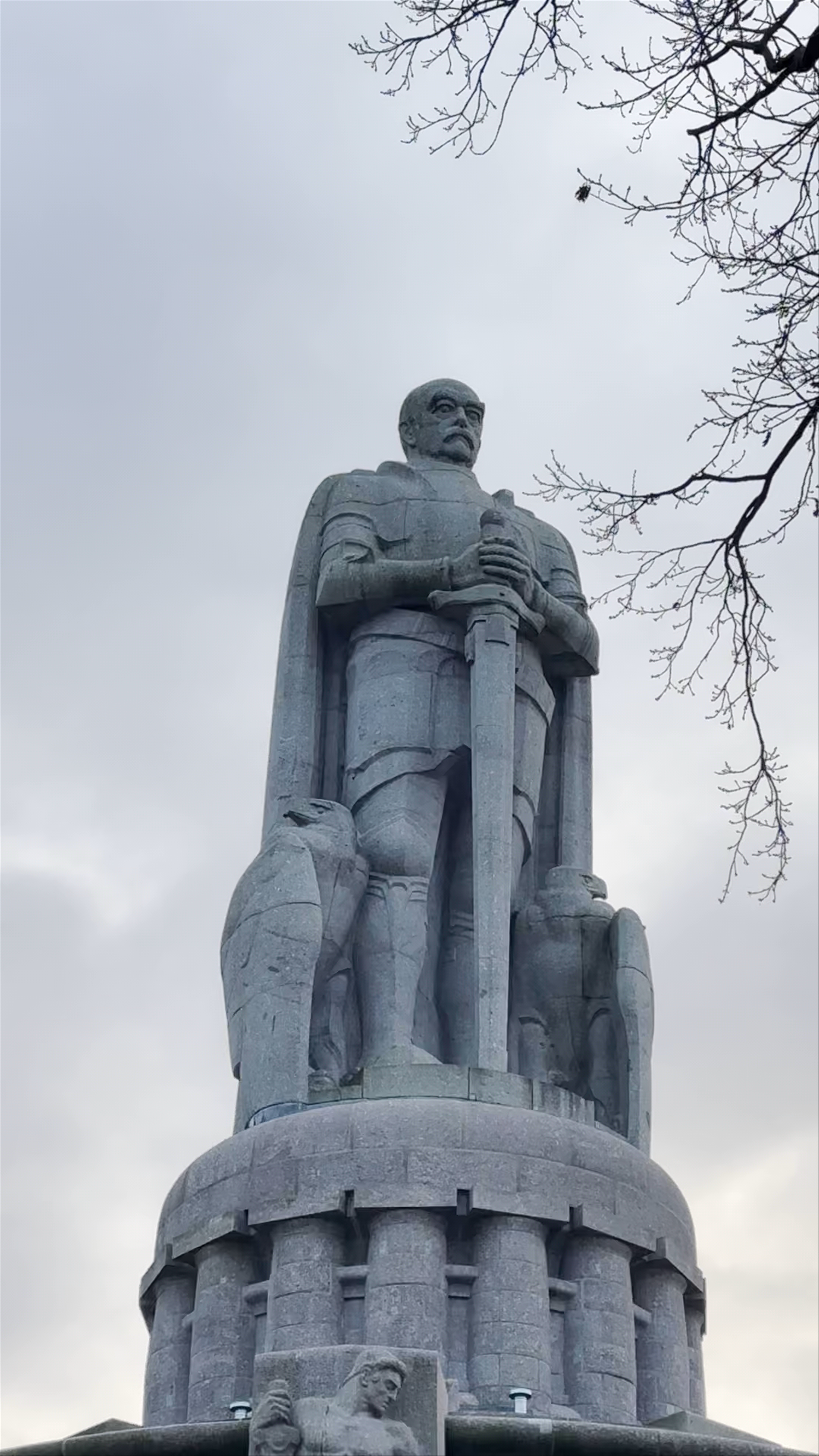 Monumento a Bismarck en Hamburgo - Stately Historic Sculpture