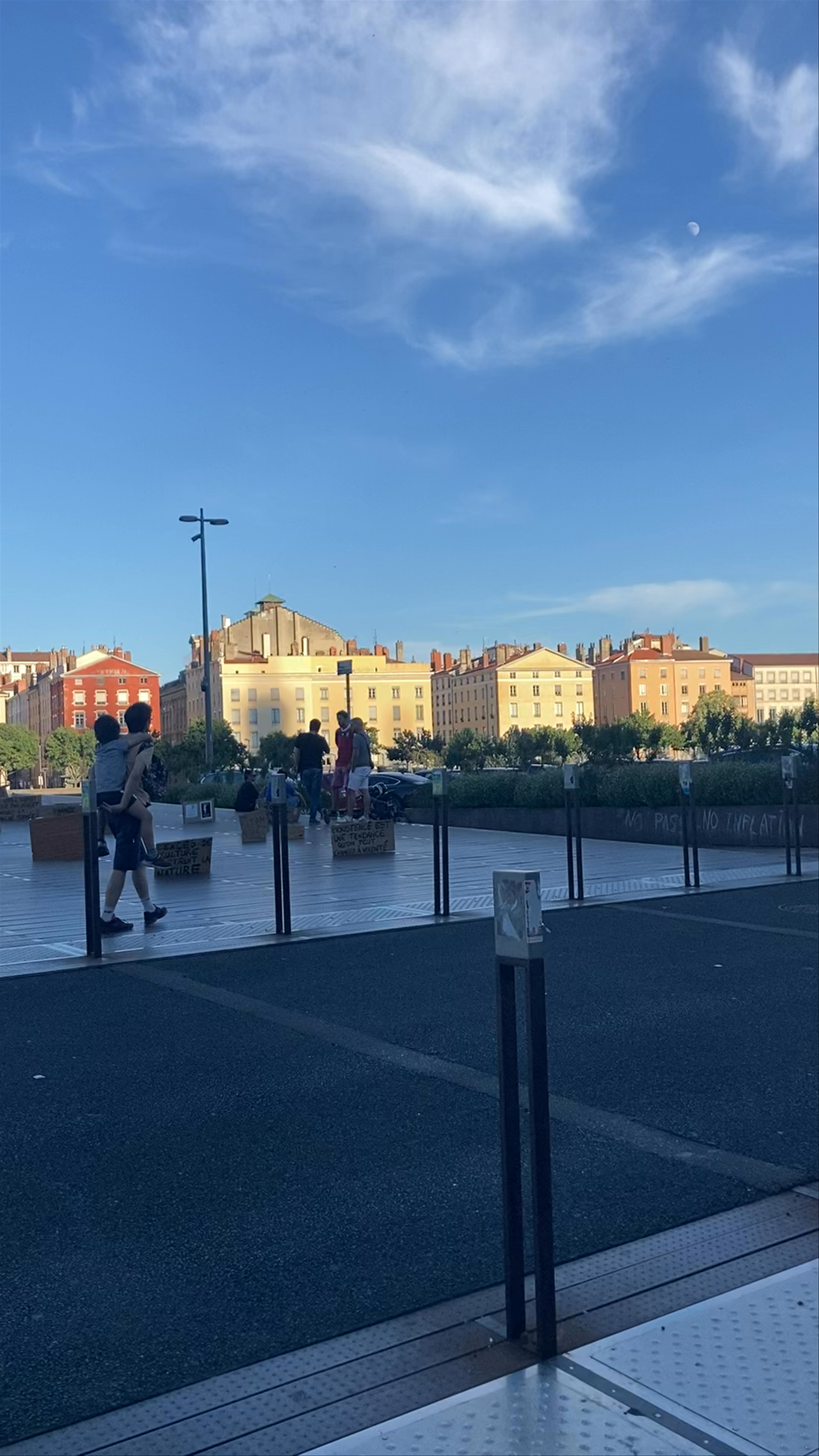 Palais de justice historique de Lyon: Evening Stroll and City Vibes