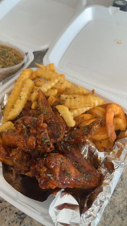 Burnett’s - Chicago sweet and tangy wings// Oxtail plate - Soul Food Near Me - Pflugerville, Texas