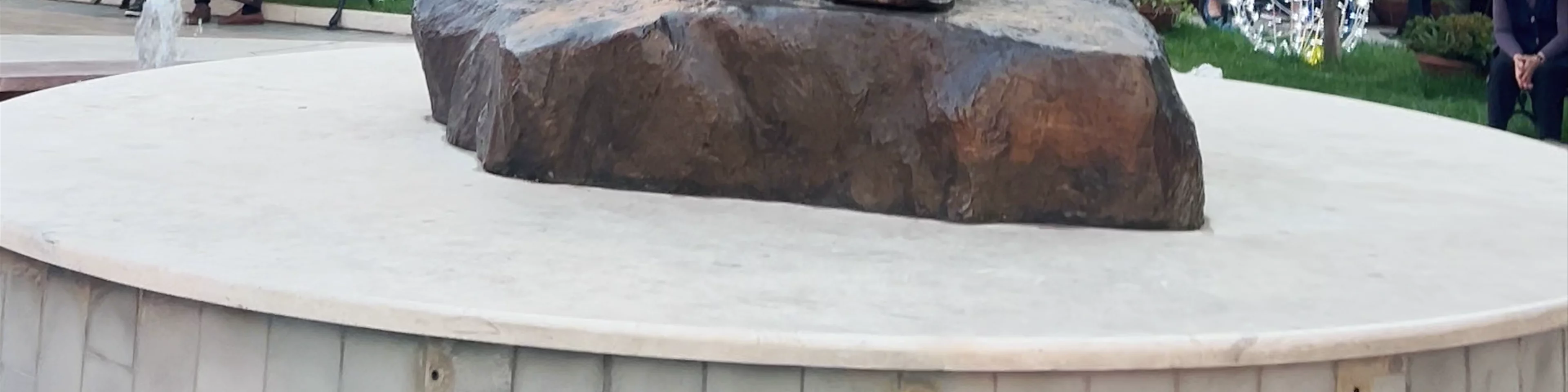 Statuja e Adem Jasharit