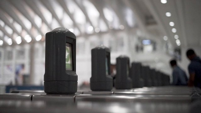 Electronic ticket barrier