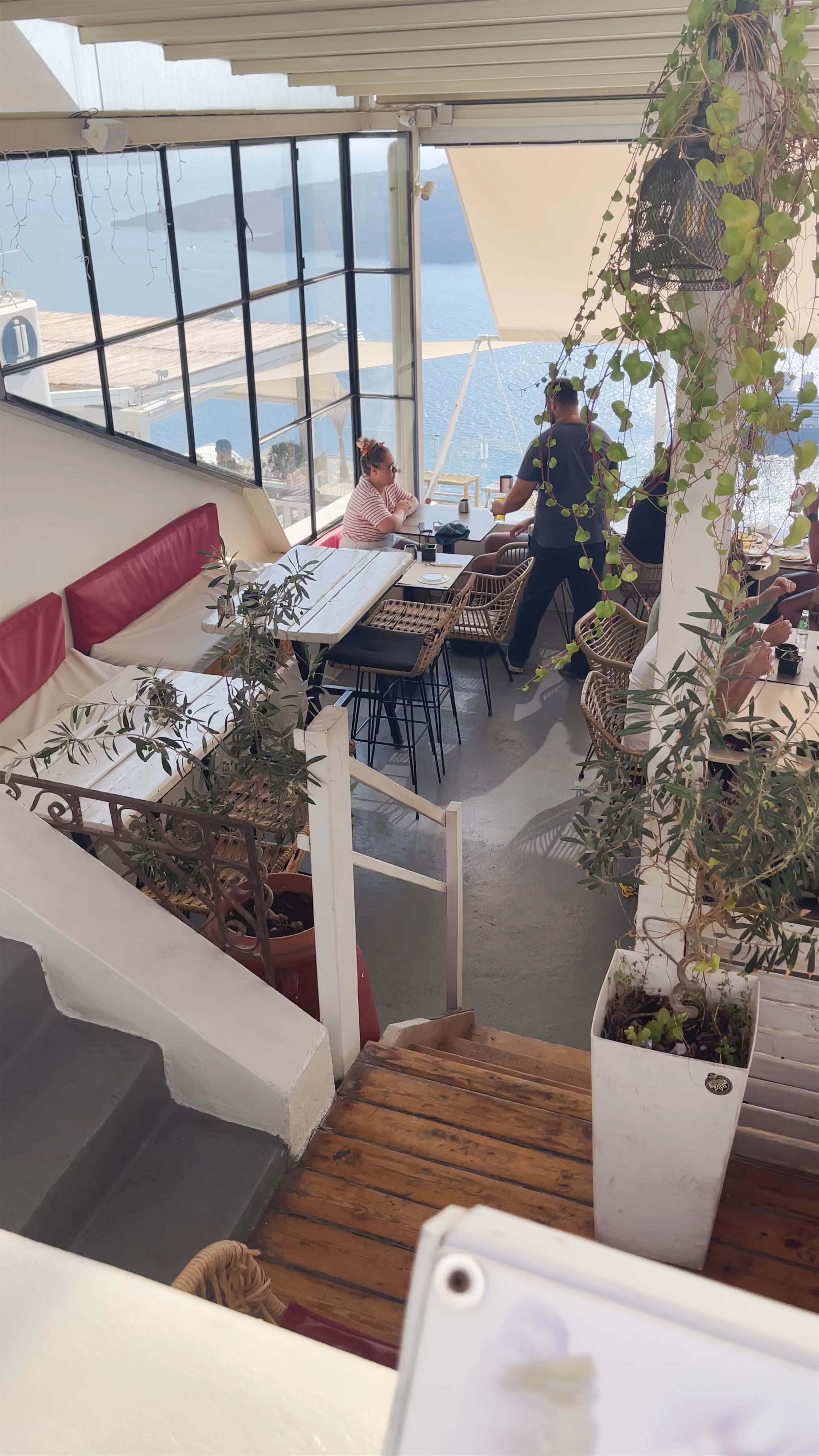 The Cliff Bar, Suites, Ipapantis, Thira