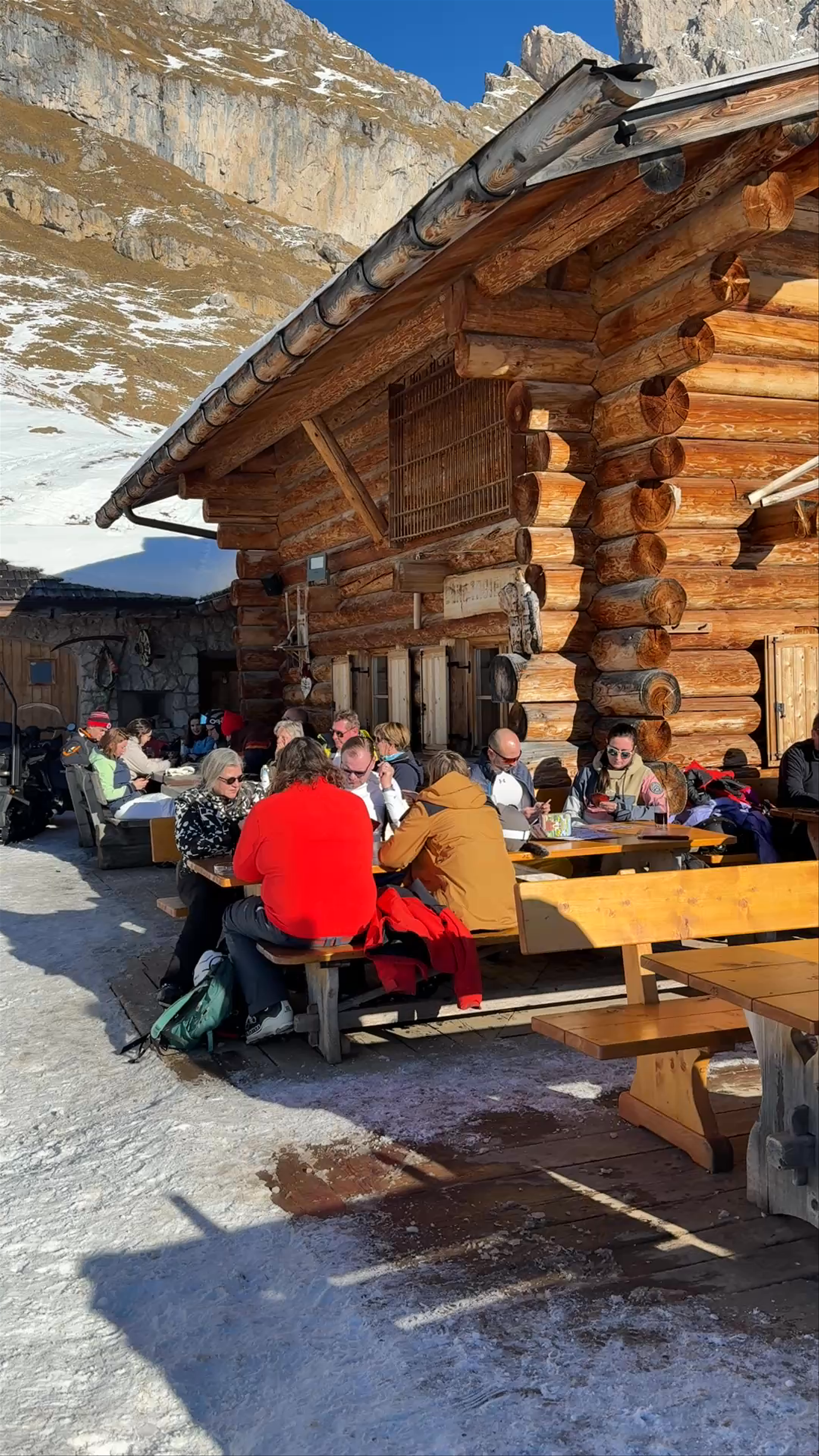 Troier Hütte: Cozy Alpine Retreat in South Tyrol's Winter Wonderland