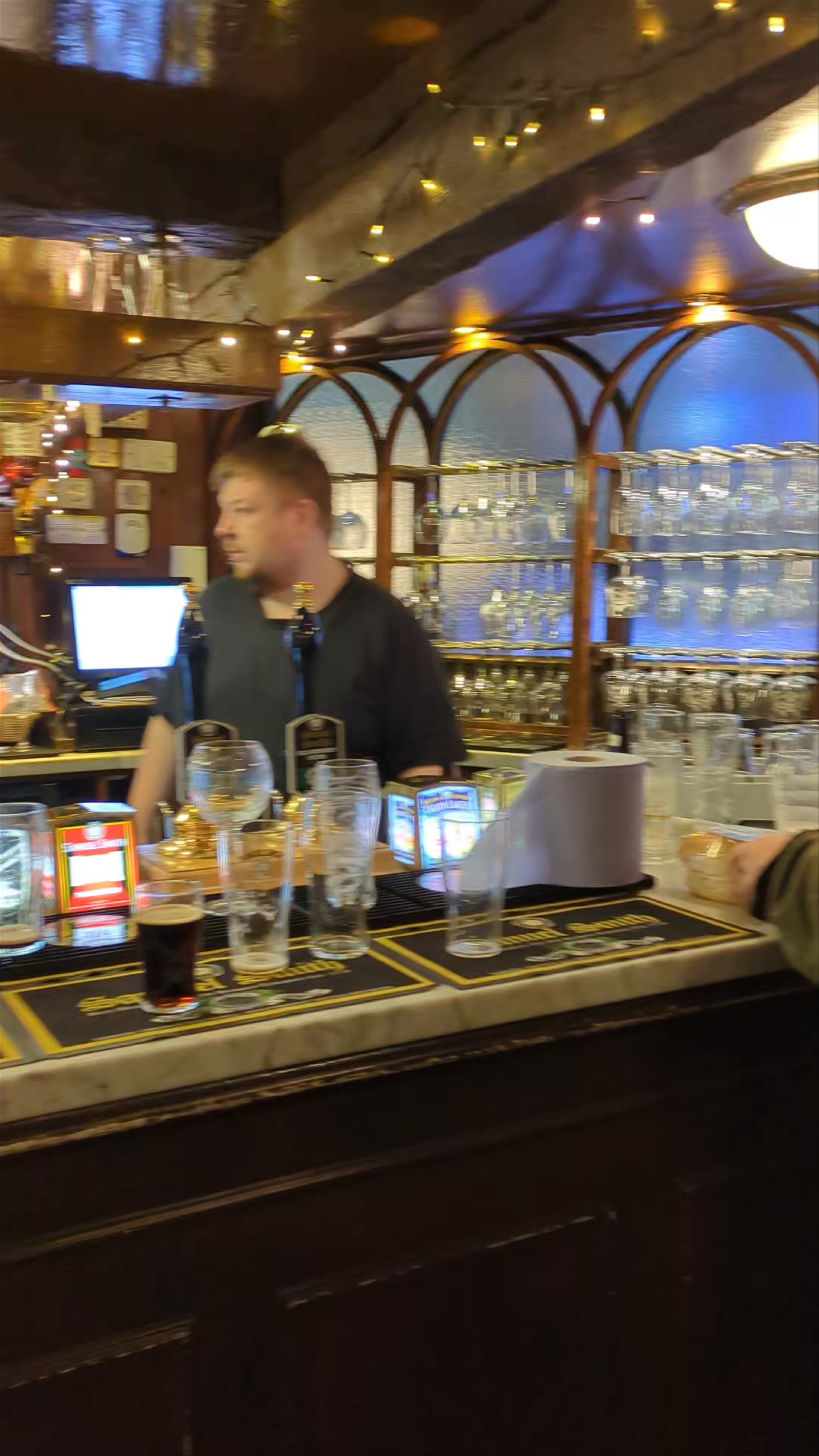 Sinclairs Oyster Bar: Traditional Pub Atmosphere in Manchester