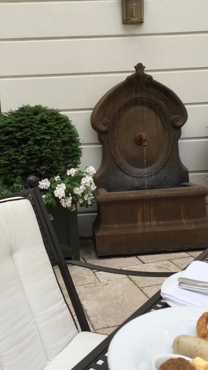 Monbijou Hotel - Frühstück ist auch im Patio möglich. Das gefällt mir sehr. - Hotels Near Me - Berlin, BE