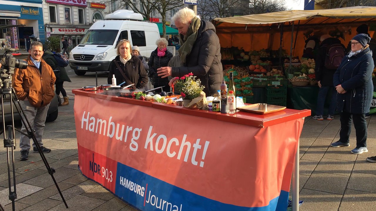Wochenmarkt Große Bergstrasse - Not so easy due to a strong wind - Farmers Market Near Me - Hamburg, HH