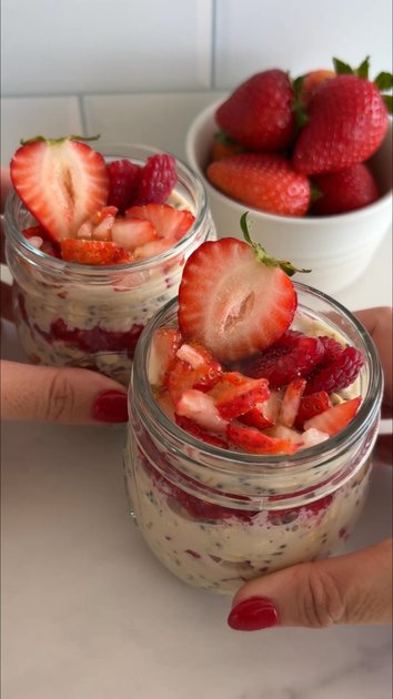 Strawberry and Raspberry Layered Overnight Oats | alicelovesbreakfast