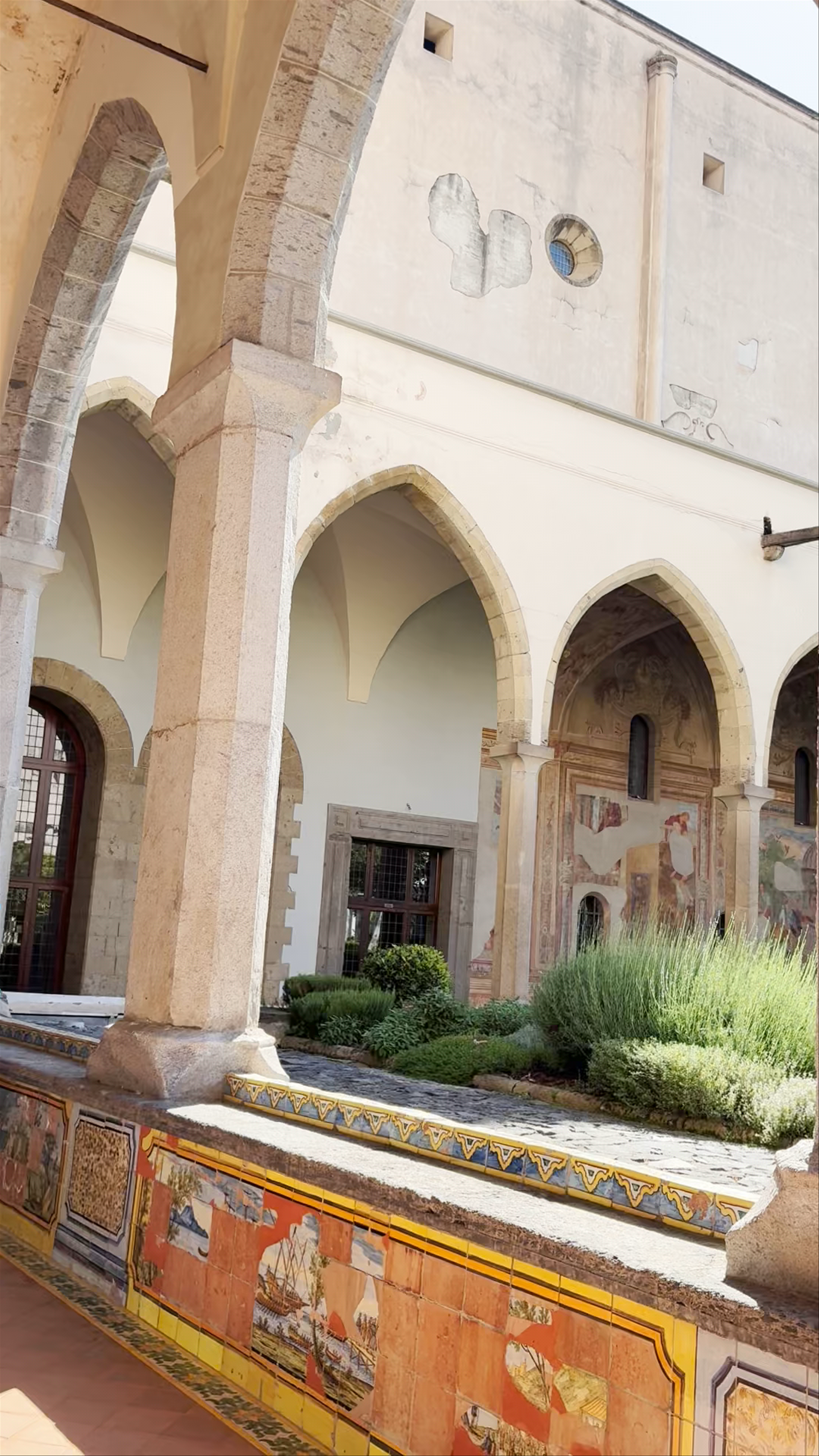 Chiostro maiolicato