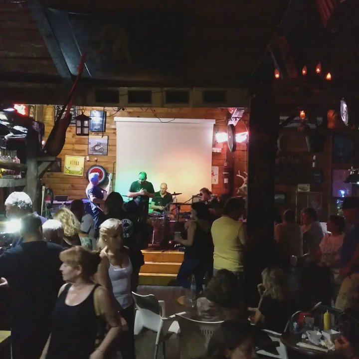 El Paso - Sitting guitarists shouldn't seat :) - Bars Near Me - Torrevieja, A