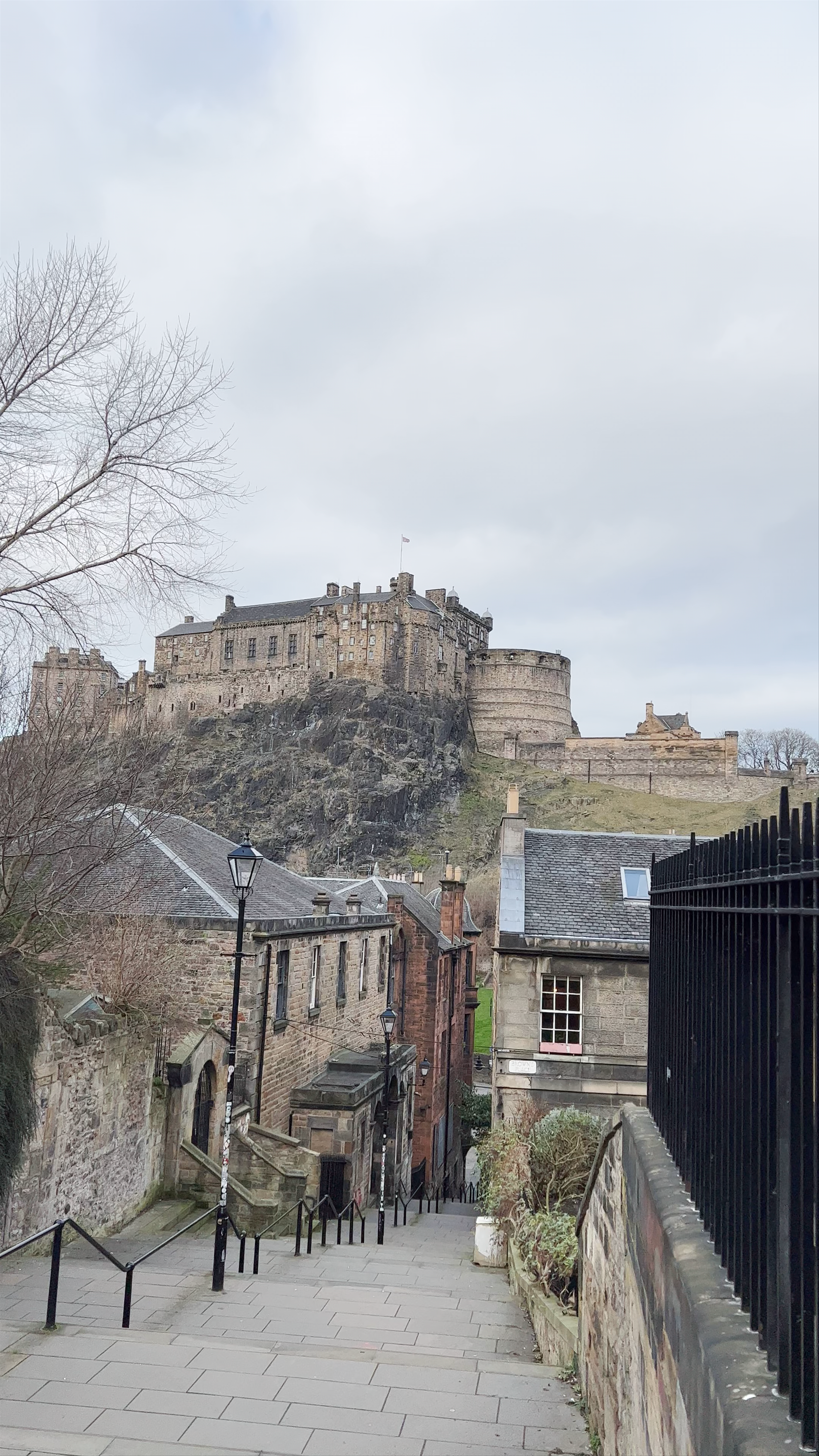 The Vennel Viewpoint: Iconic Edinburgh Castle Panorama