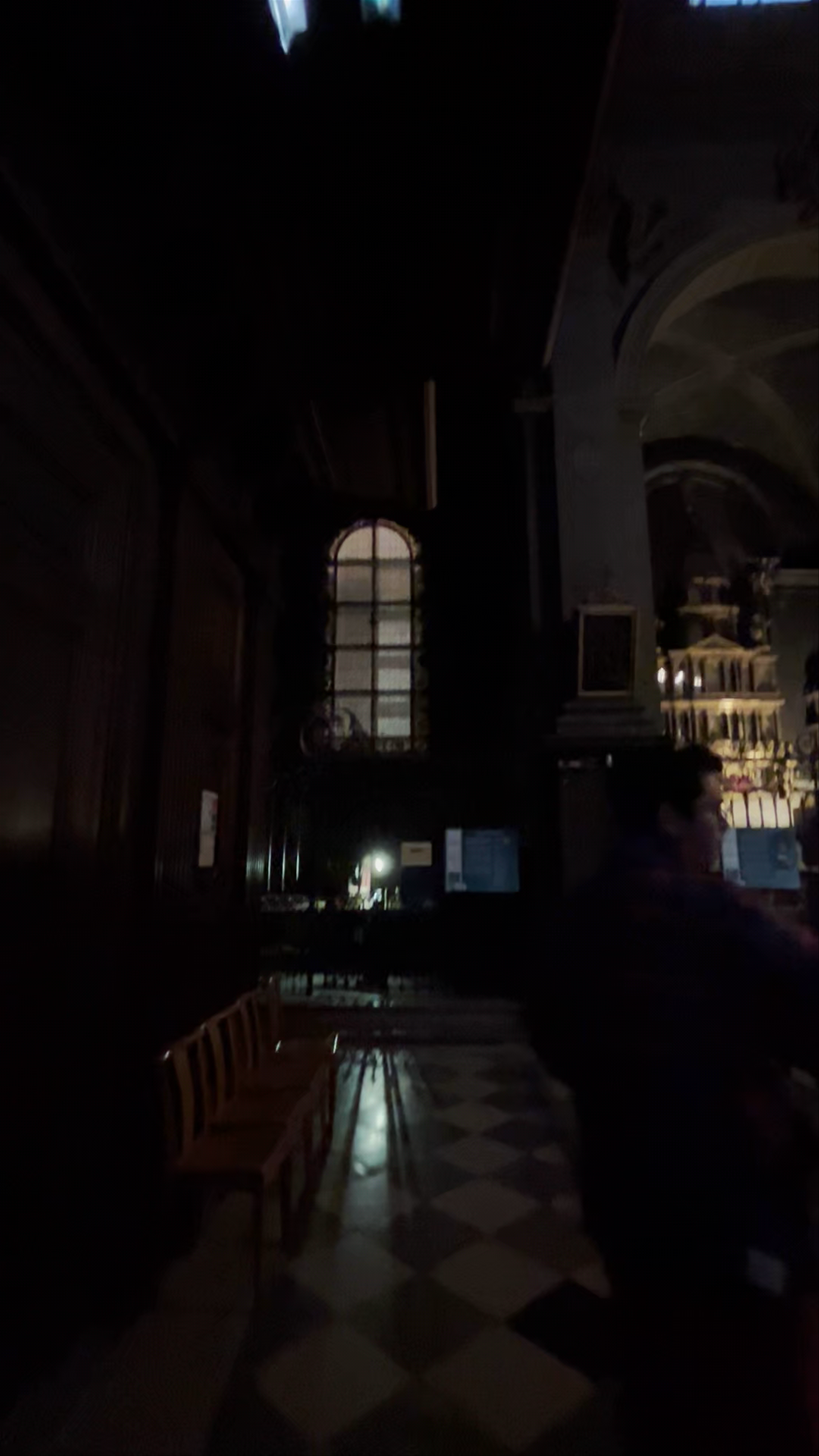 Chapelle de l’Hôtel-Dieu: Illuminated Serenity in Lyon